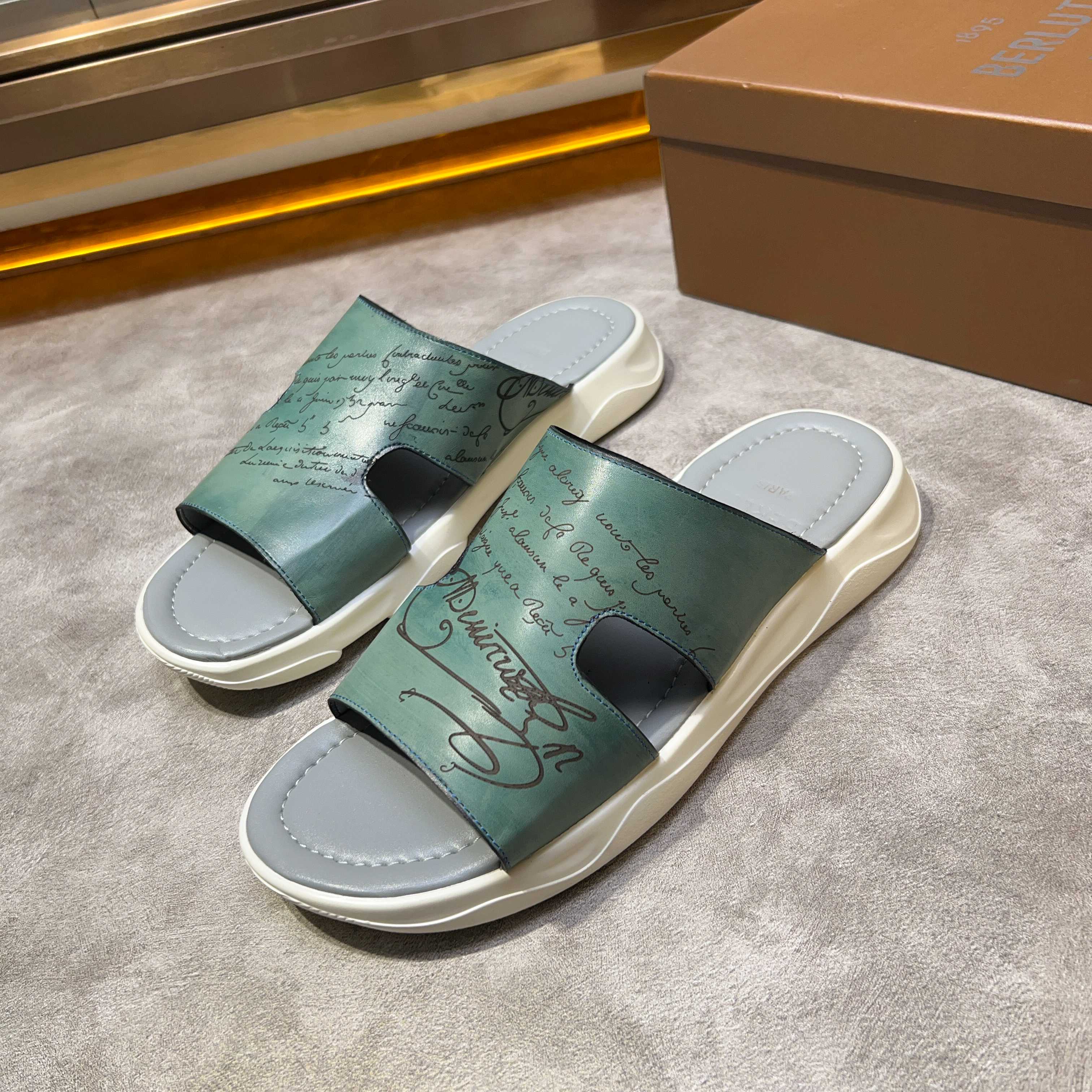 NO:745850,.Official website 1:1 [BERLUT＊] Hand-painted and color-changed fashion slippers, regular sizes 39 to 44, high-tech handmade goods!  High-gloss fashionable slippers, fully imported calfskin from Italy, hand-painted (super strong texture and feel), with full calfskin padding!  Foam wear-resistant velvet welt outsole!  !  Super ceremonial!  Gentleman style!  38 4546 Customized, non-returnable, slippers, cowhide19860909.官网1:1【BERLUT＊】 手工涂绘改色 时尚拖鞋 正码39一44 高工艺纯手工货！时尚拖鞋高光款意大利全面进口小牛皮丕手工涂绘(超强质感、手感),中垫全包小牛皮！发泡耐磨绒真皮沿条大底！！超级仪式感！绅士风！38 4546定做不退换,,slippers,cowhide,Men's shoes