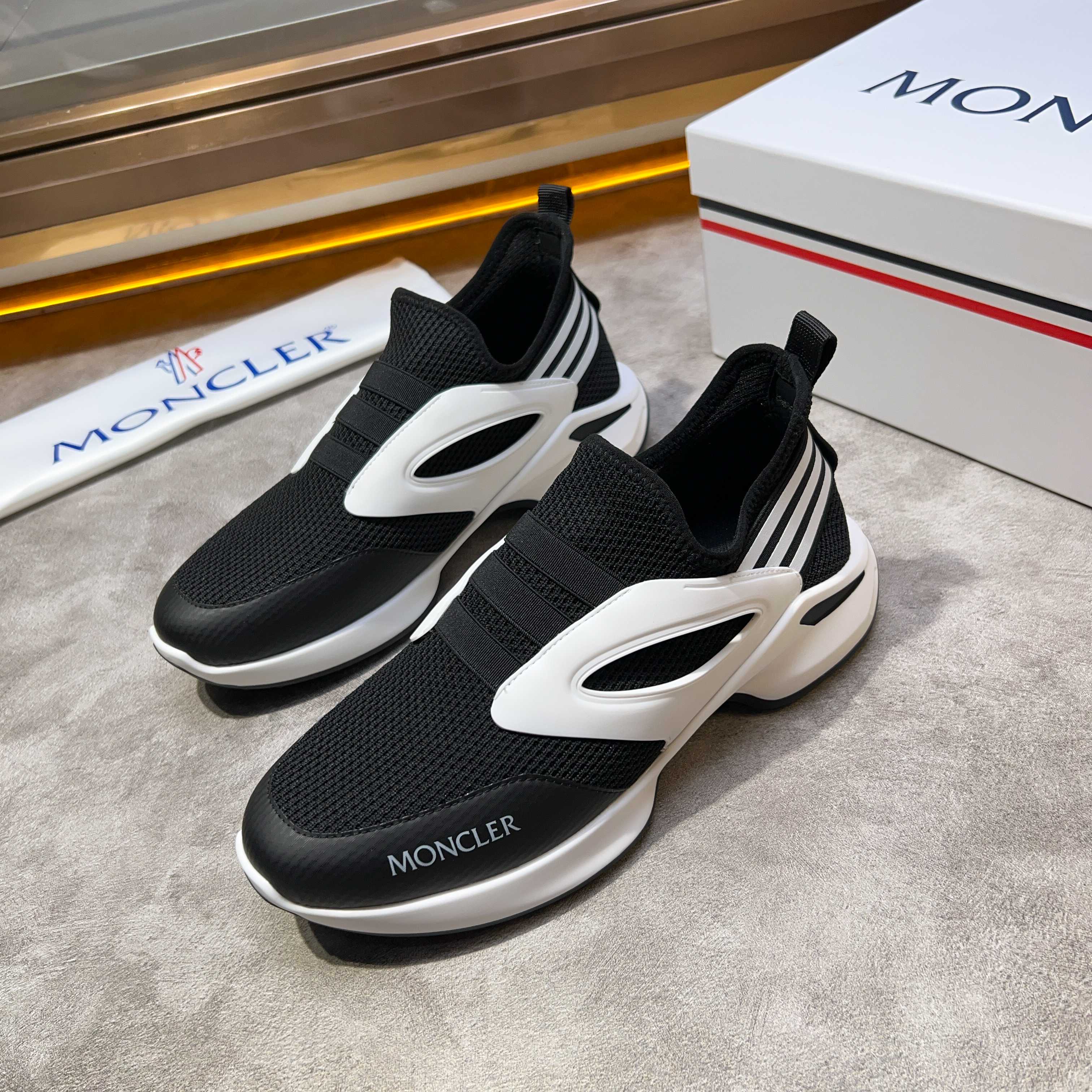 NO:273256,Moncler/monkey men's lace-up casual sneakers have comfortable and anti-slip properties. They are made of integrated molded imported Feimao technology fabrics, combining innovation, functionality and graphic details, interpreting fashion and fashion. The outsole is made of TPU   rubber   high elastic rubber foam combination, which has high elasticity and high wear resistance and improves comfort!  Size38-45 (38, 45 custom made without return or exchange), Moncler, sneakers19860909Moncler/蒙口男士系带休闲运动鞋,具有舒适防滑性能,采用一体成型进口飞织科技面料制成,兼备创新、功能性与图形细节于一体,诠释潮流时尚.大底采用TPU 橡胶 高弹橡胶发泡组合成型,具有高弹性高耐磨性,提高舒适性！ Size38-45（38、45定做不退换）,,Moncler,sneakers,Men's shoes