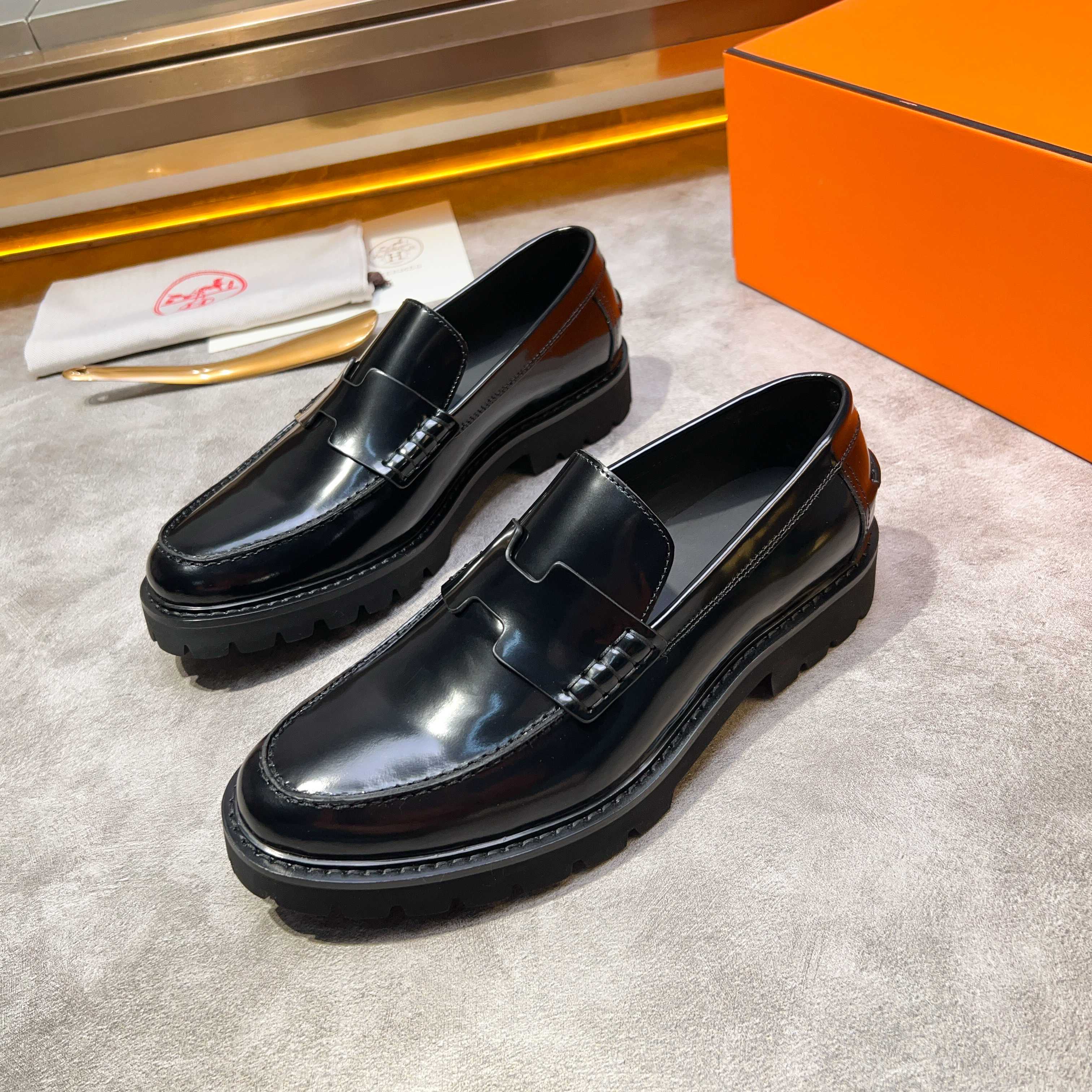 NO:273258,Hermè* high-end boutique, men's low-top casual leather shoes, cowhide material, lightweight, breathable, soft and comfortable, showing the brand style. Lightweight concave and convex pattern rubber sole, excellent leather inner foot feel. 17 Size39-44 (38.45. Custom made),,hermes,cowhide19860909Hermè*高端精品,男士低帮休闲皮鞋,牛皮材质 轻盈透气 柔软舒适,尽显品牌格调 轻质凹凸花纹橡胶鞋底,真皮内里脚感极佳.17 Size39-44（38.45.定做）,,hermes,cowhide,Men's shoes