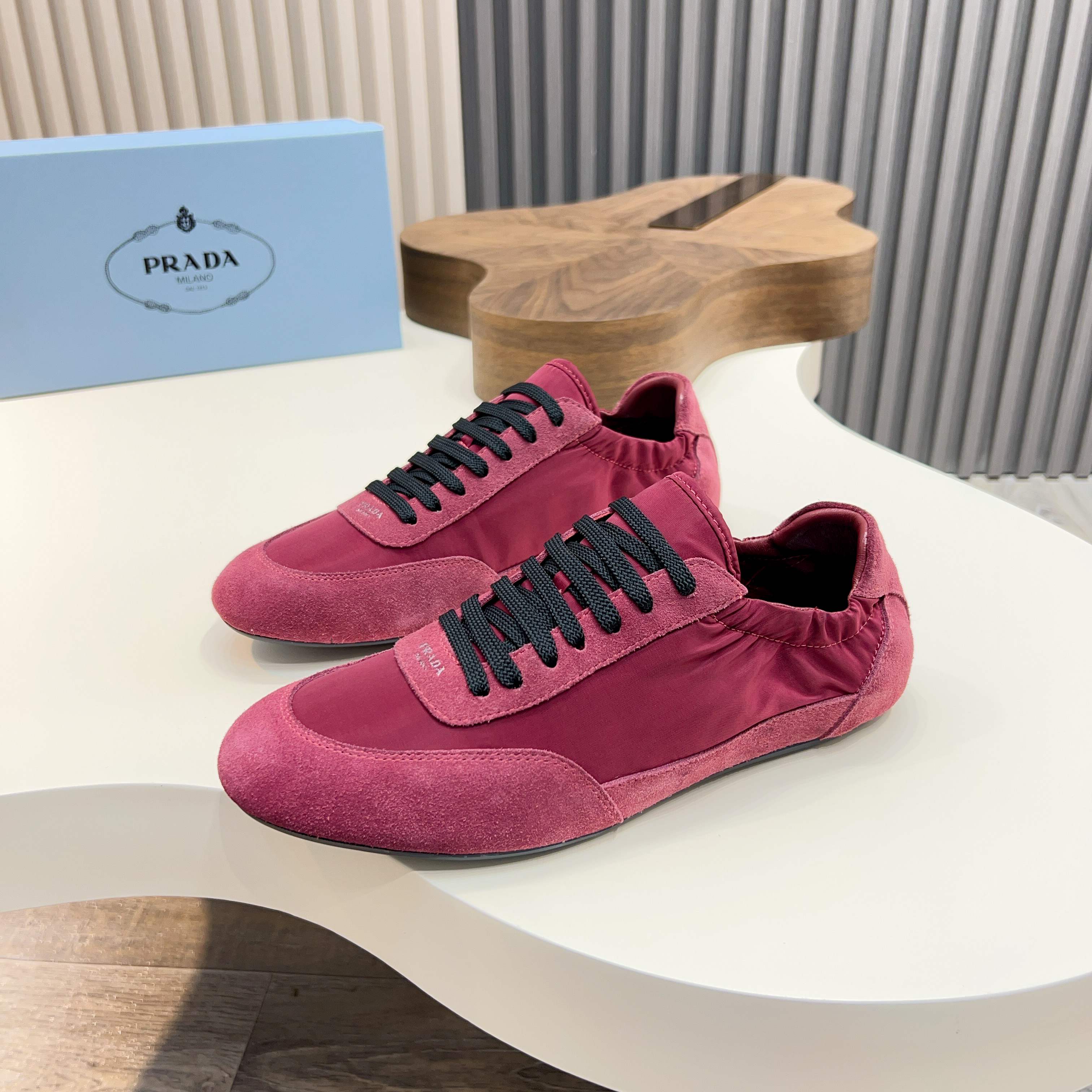 NO:346224,Prad* new high-end men's sneakers for spring and summer. This sneaker is fashionable and versatile, simple and modern, combining sports style and exquisite details. It is made of a variety of materials, paired with rubber transparent soles, tongue-embossed letter logos, simple and fashionable items. Size39-44,,prada,prada,sneakers19860909Prad*普拉达春夏新品男士高端运动鞋,这款运动鞋时尚百搭,简洁现代,融合运动风格和精致细节.选用多种材质打造,搭配橡胶透明鞋底,鞋舌压印字母徽标,简约时尚单品. Size39-44,,prada,prada,sneakers,Men's shoes