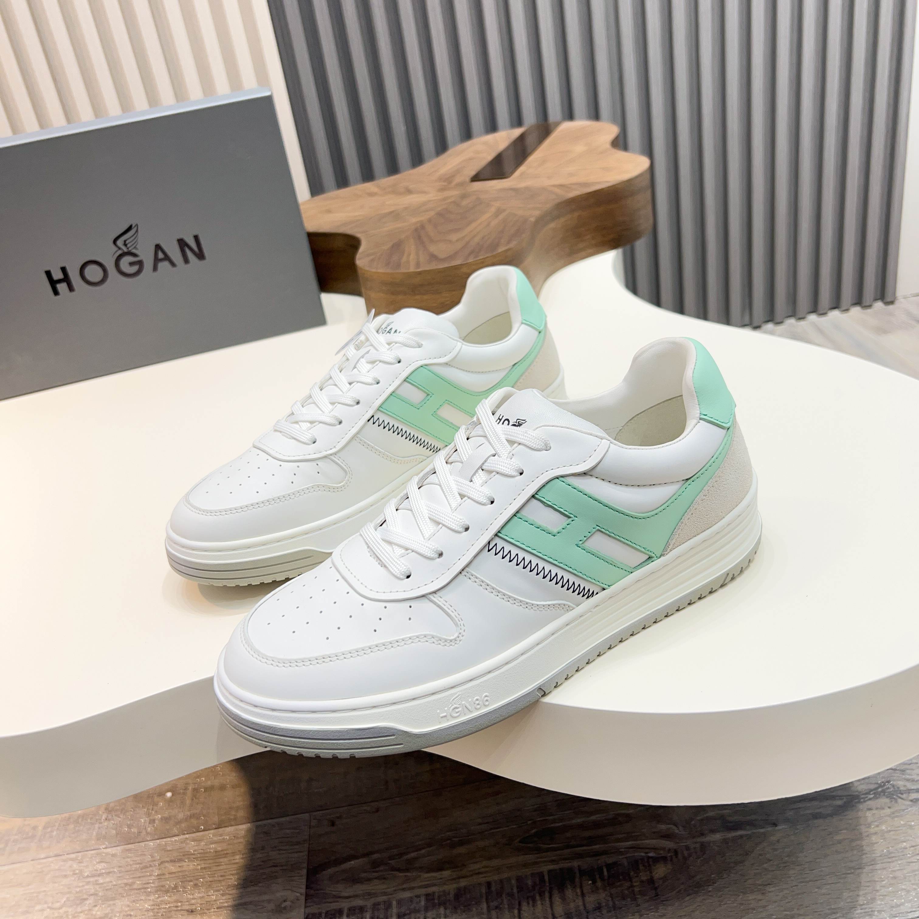 NO:829568,Hogan/Hogan H630 series new color-blocked sneakers. This sneaker draws on retro elements and combines basketball sports design with the brand's traditional style. Cowhide stitching color breathable mesh fabric, leather lining, breathable mesh latex feet, H-label retro style TPU two-color outsole, classic and versatile, suitable for both leisure and sports!  Size39-44 38 45 order,hogan,sneakers,cowhide19860909Hogan/霍根 H630系列新款拼色运动鞋,这款运动鞋汲取复古元素,糅合篮球运动设计和品牌传统风格.牛皮拼接色透气网面面料 皮革内里,透气网乳胶垫脚,H标复古风 TPU双色大底 经典百搭,休闲运动兼顾 ！ Size39-44 38 45 订,,hogan,sneakers,cowhide,Men's shoes