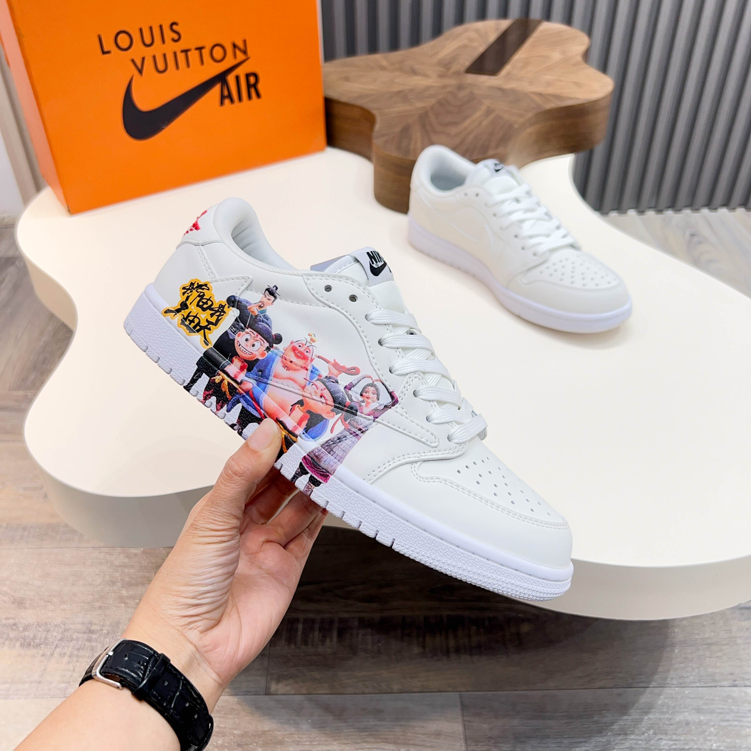 L.v x Nike Low-Top Sneakers in White Leather with Cartoon Print 3 a1741921260843 8600