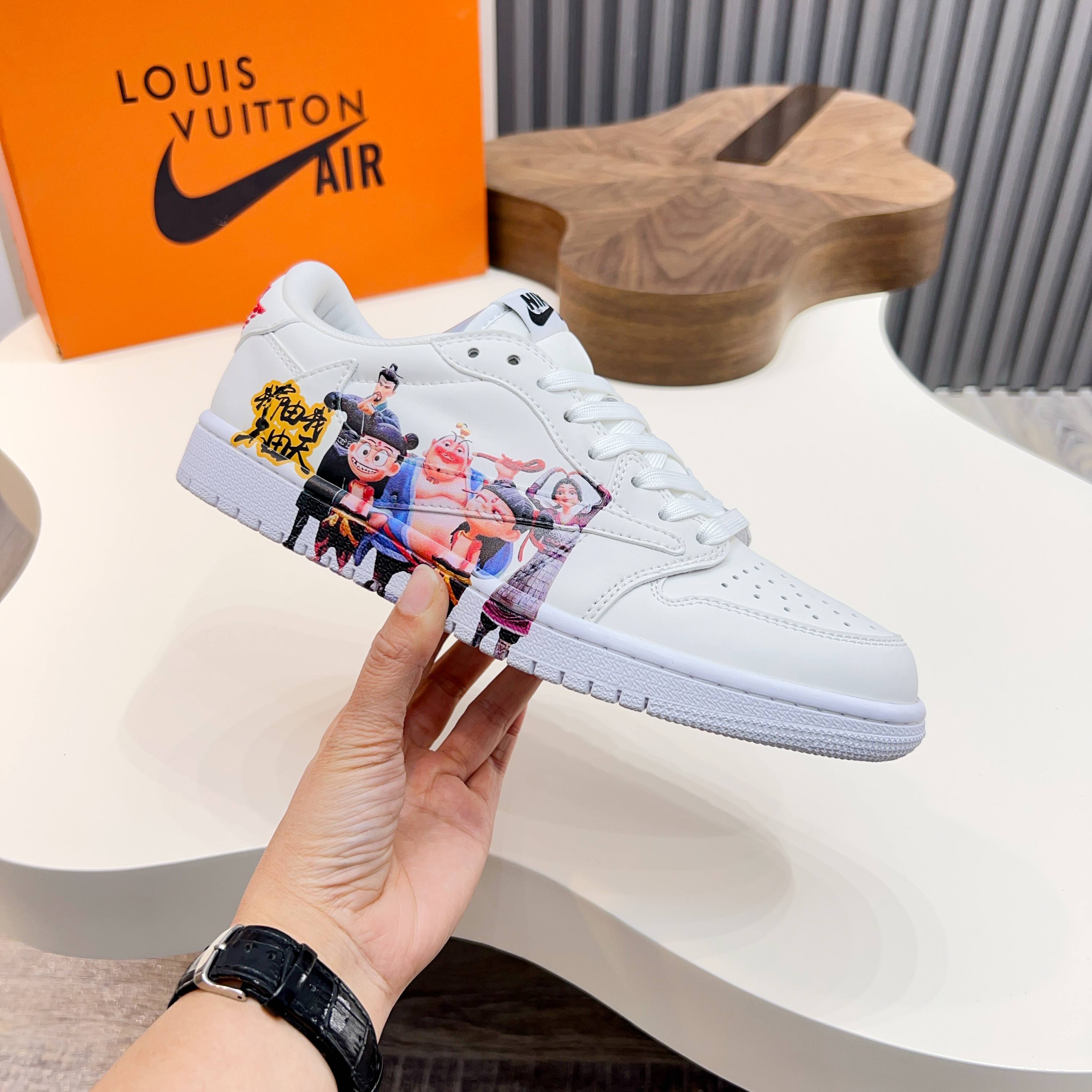 L.v x Nike Low-Top Sneakers in White Leather with Cartoon Print 7 a1741921264641 4278