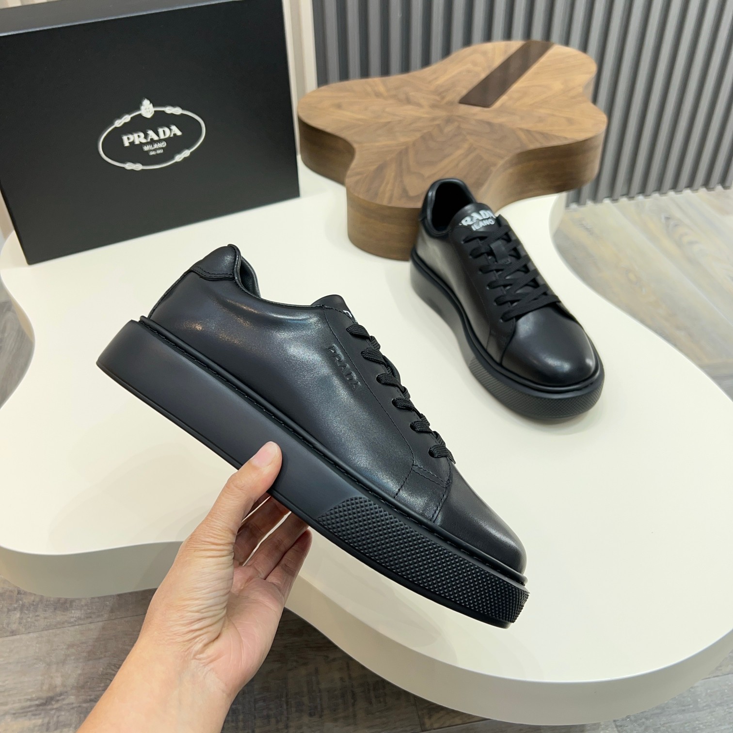 320Prada / Prada zapatillas de deporte con cordones Guan produjeron bienes feroz superior muestran v