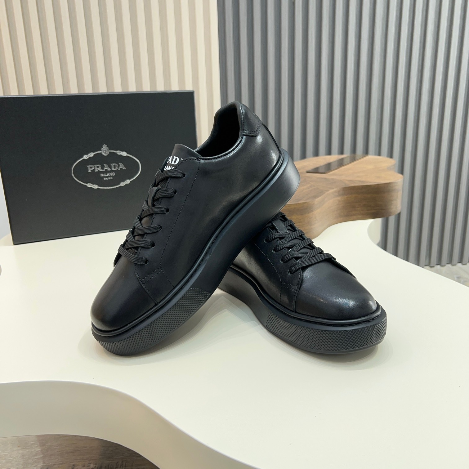 320Prada / Prada zapatillas de deporte con cordones Guan produjeron bienes feroz superior muestran v