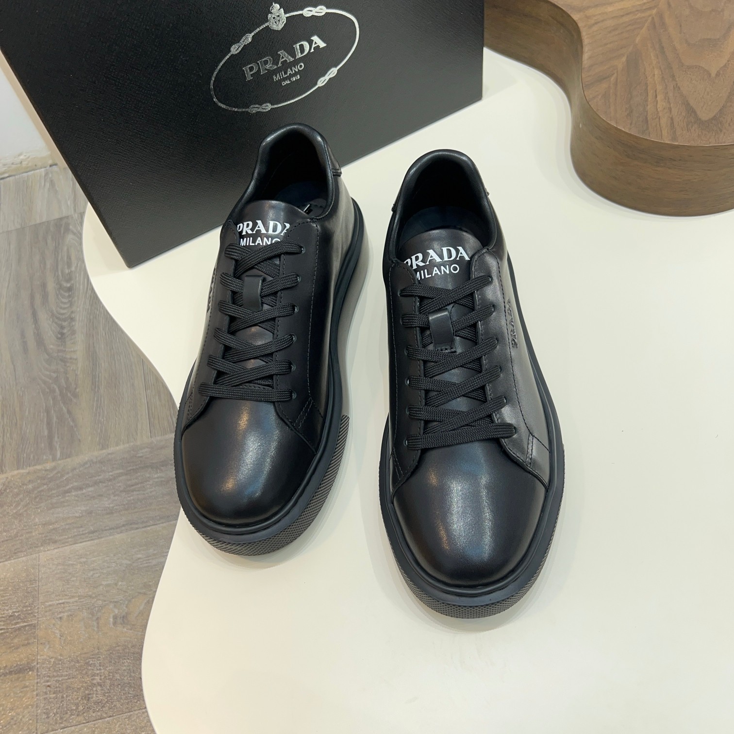 320Prada / Prada zapatillas de deporte con cordones Guan produjeron bienes feroz superior muestran v