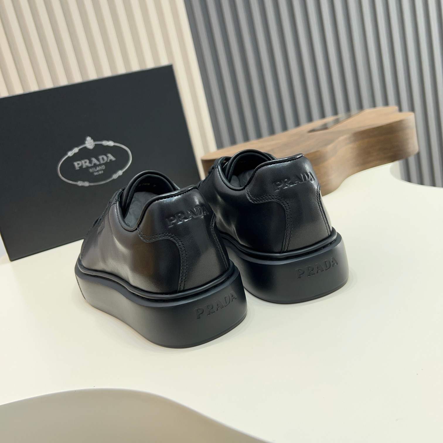320Prada / Prada zapatillas de deporte con cordones Guan produjeron bienes feroz superior muestran v