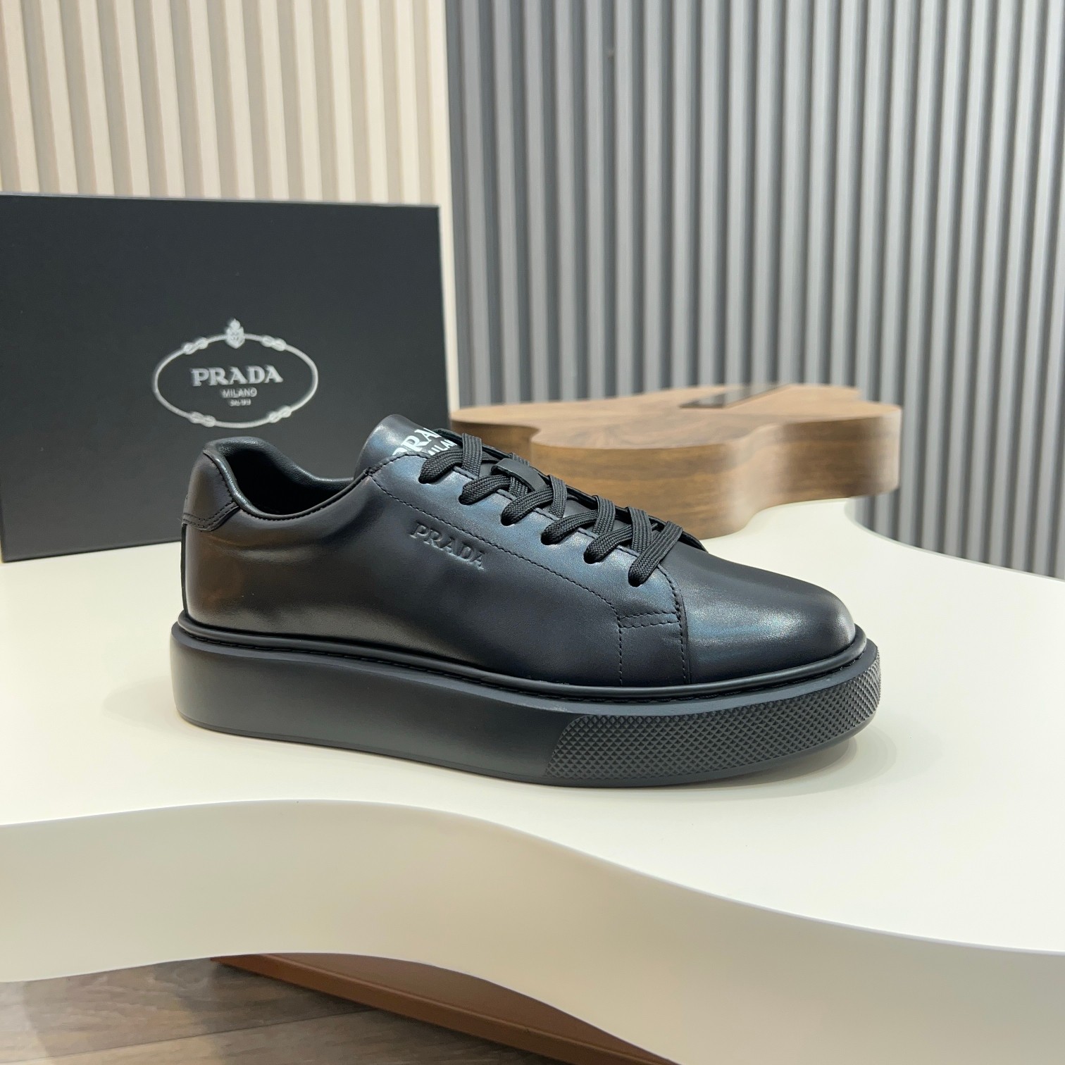 320Prada / Prada zapatillas de deporte con cordones Guan produjeron bienes feroz superior muestran v
