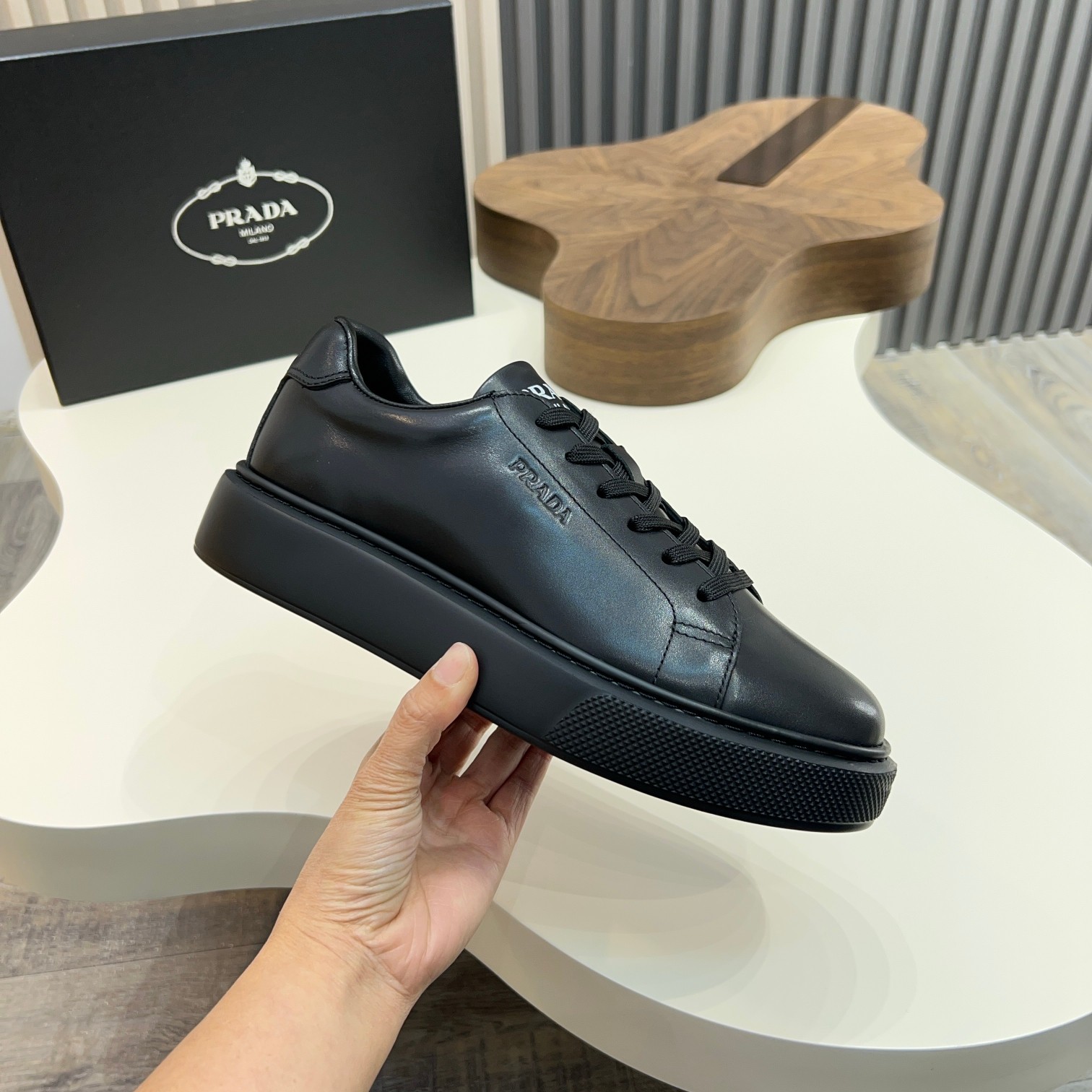 320Prada / Prada zapatillas de deporte con cordones Guan produjeron bienes feroz superior muestran v