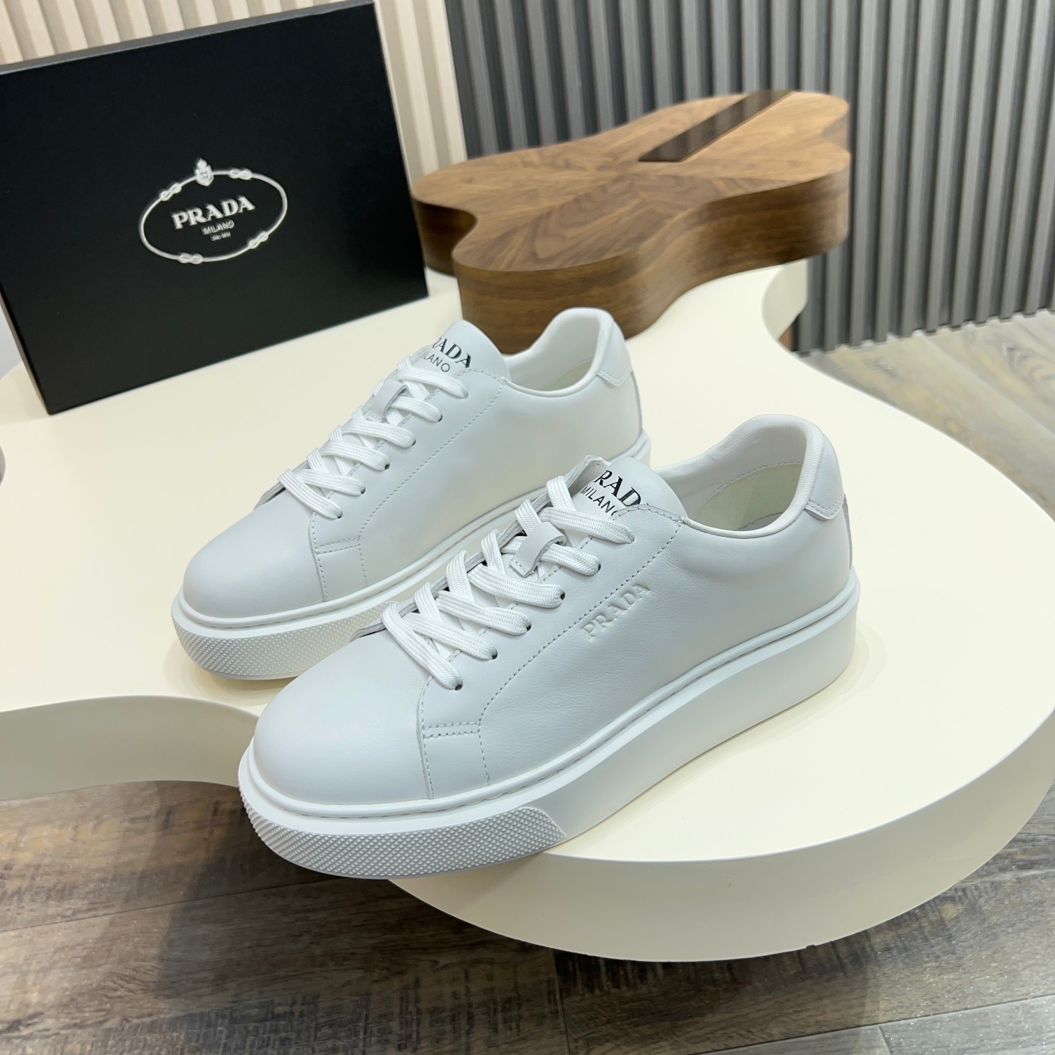 320Prada / Prada zapatillas de deporte con cordones Guan produjeron bienes feroz superior muestran v