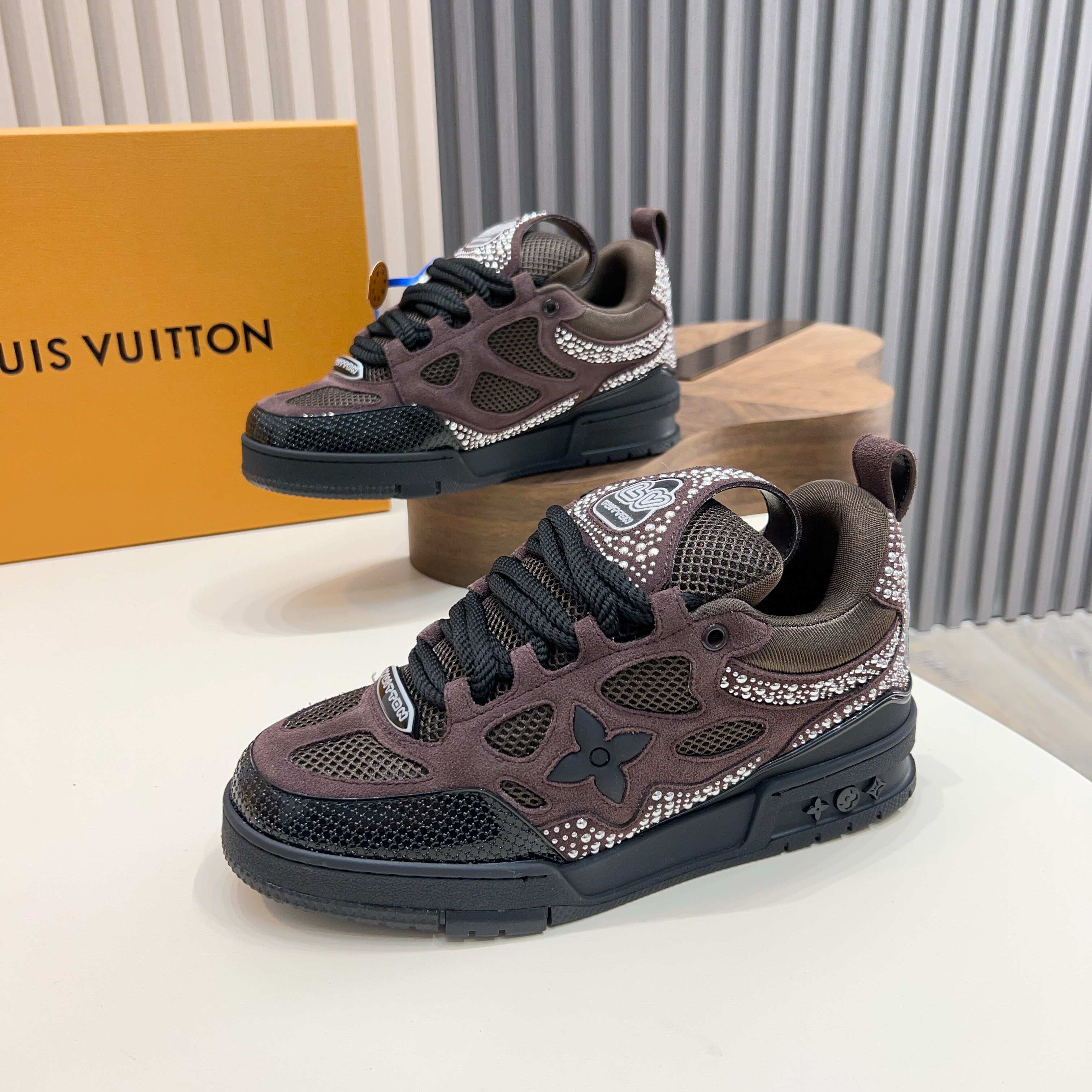 NO:274568,L luxury Trainer casual sneakers, sports shoes record designer Virgil Abloh’s classic creativity inspired by retro basketball shoes. This time, smooth cowhide and Monogram embossed grain cowhide leather are spliced, and then the rubber outsole is decorated with Monogram flowers to reflect the eye-catching jump in the integrated color. The technology rubber outsole is equipped with an innovative gel inner pad, which has an outstanding comfort. The classic basketball shoes are highly reversible, easy to match, and breathable and comfortable to wear!  Size39-4438 45 orders,,sneakers,cowhide19860909L 奢品Trainer休闲运动鞋 ,运动鞋记录设计师 Virgil Abloh 由复古篮球鞋激发的经典创意,此次拼接光滑牛皮革和 Monogram 压纹粒面牛皮革,再以 Monogram 花卉点缀橡胶外底,映现一体色彩中的醒目跳跃.科技橡胶外底配有创新凝胶内垫,舒适感更为出众,经典的篮球鞋款,回头率杠杠的,搭配轻易,上脚透气舒适！ Size39-4438 45 订,,sneakers,cowhide,Men's shoes