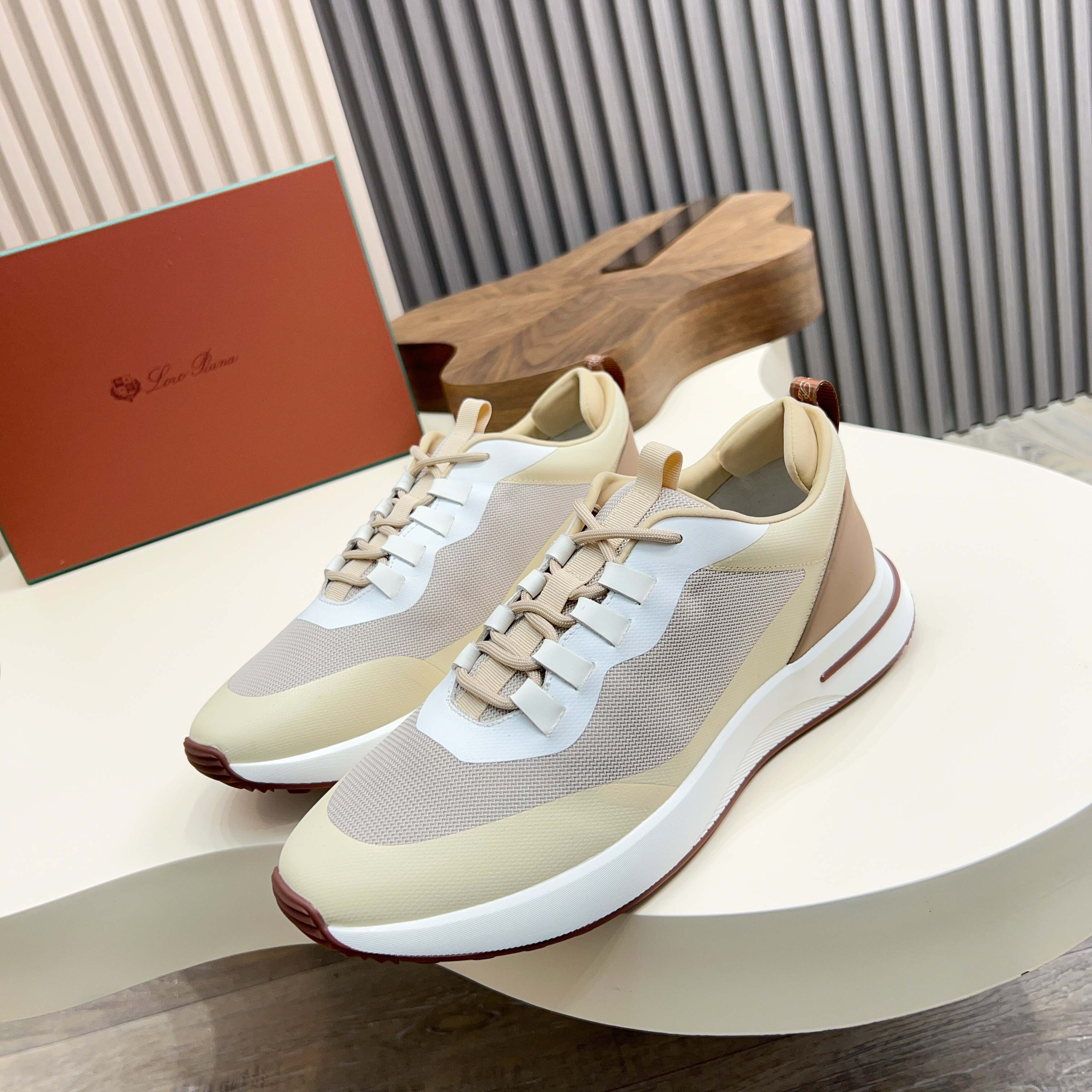 NO:954855,LP's new product Loro Pian * 诺yo * Panya Week End Walk men's mesh cowhide stitching casual sports shoes Official price RMB,900 This sports shoe uses Wind with Storm System waterproof and windproof treatment  Made of microfiber material. The unique design shape of the mid-section laces and suede details makes it stand out. The signature topstitching and light padding provide a more comfortable fit. The lightweight rubber sole and anti-slip details enhance traction and stability. High-functional design details enhance the sporty style of the shoe. The Kummel-colored rubber outsole is made of lightweight material. This construction ensures proper weight distribution during walking, improving shock absorption and rebound. Thermoformed decorations on the eyelets and upper heel  Make the weight distribution more even and reduce the load during walking. The leather eyelets are directly set on the upper fixed to the sole to ensure stability. The rear is equipped with a cushion pad to improve wearing comfort. It is sold in a complete package at the counter and is available in multiple colors!  Standard counter code number is 39~44# (38.45.46.47 custom-made, non-refundable) batch,,loro piana,loro piana,sneakers,cowhide19860909LP 家新品Loro Pian*诺悠*翩雅Week End Walk 男士网面牛皮拼接休闲运动鞋 官方售价 RMB ,900 这款运动鞋采用经过 Storm System 防水防风处理的 Wind 微纤维材质制成.中部系带和绒面革细节的独特设计造型令其一领风骚.标志性缉面线与轻薄衬垫让穿着更加舒适贴合,轻盈的橡胶鞋底和防滑细节增强抓地力和稳定性,高功能设计细节提升了鞋子的运动风格.Kummel 色橡胶鞋外底采用轻盈的材料制成这种构造可以确保行走中适当的重量分配,提高减震性和回弹力 鞋眼和鞋后上片点缀热成型装饰 让重量分配更平均,减轻行进间的负荷 皮革鞋眼直接设于固定在鞋底的鞋面上,以确保稳定性 后部搭配缓冲垫,以提升穿着舒适感,专柜全套包装发售 多色可选！ 标准专柜码数39～44#（38.45.46.47定做不退换） 批,,loro piana,loro piana,sneakers,cowhide,Men's shoes