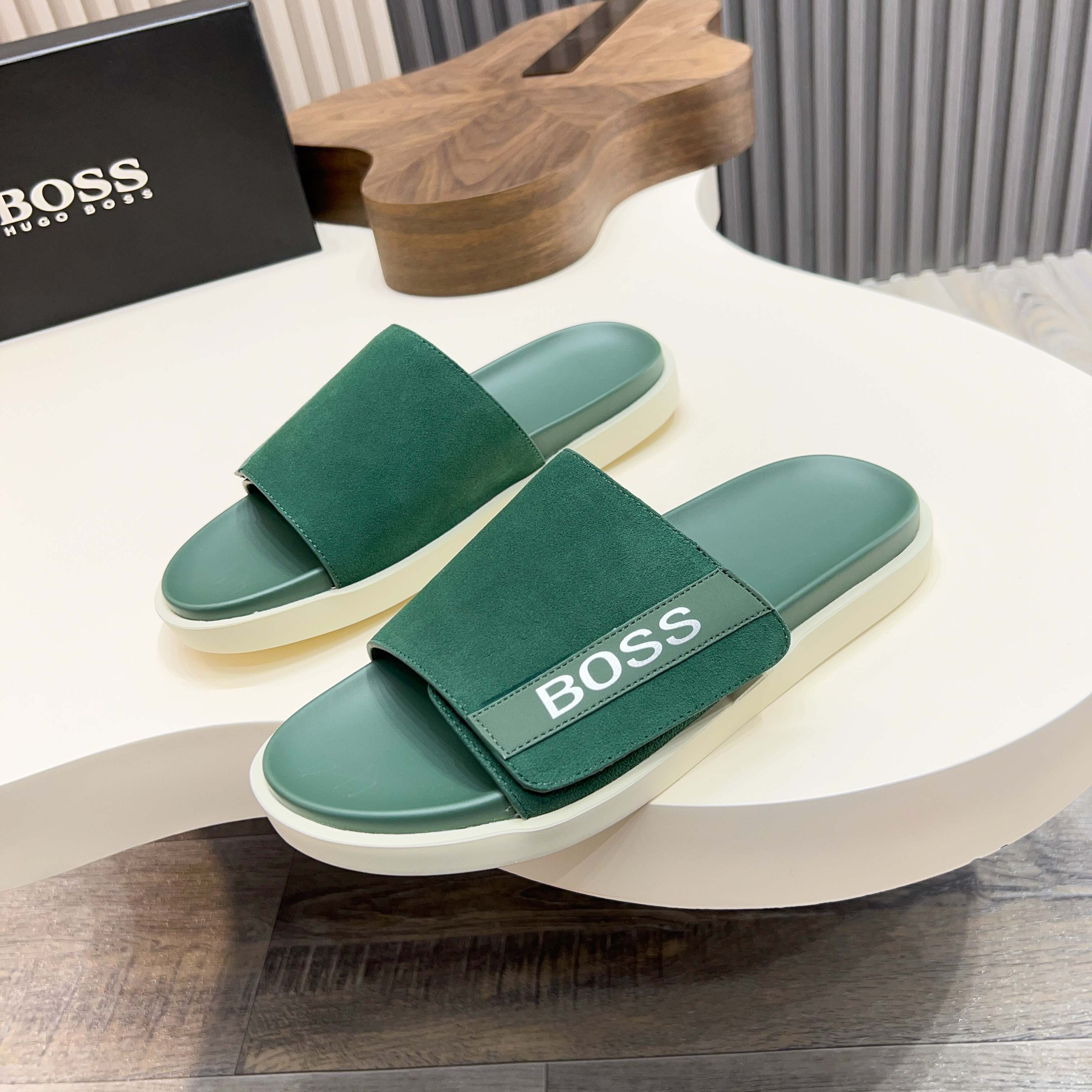 NO:277400,Boss' new summer urban casual slippers, made of top cowhide fabric, soft and skin-friendly, and matched with the brand logo, allowing you to easily adjust the comfortable wearing feeling. The non-slip sole is light and comfortable on the feet, fashionable and generous, and available in multiple colors!  Size39-44 (38.45.46. Custom made),,slippers,cowhide19860909Boss 新款夏季都市休闲拖鞋,采用顶级牛皮面料,柔软亲肤,搭配品牌徽标,让您轻松调节出舒适穿着感.防滑大底,上脚轻便舒适,时尚大方,多色可选！ Size39-44（38.45.46.定做）,,slippers,cowhide,Men's shoes