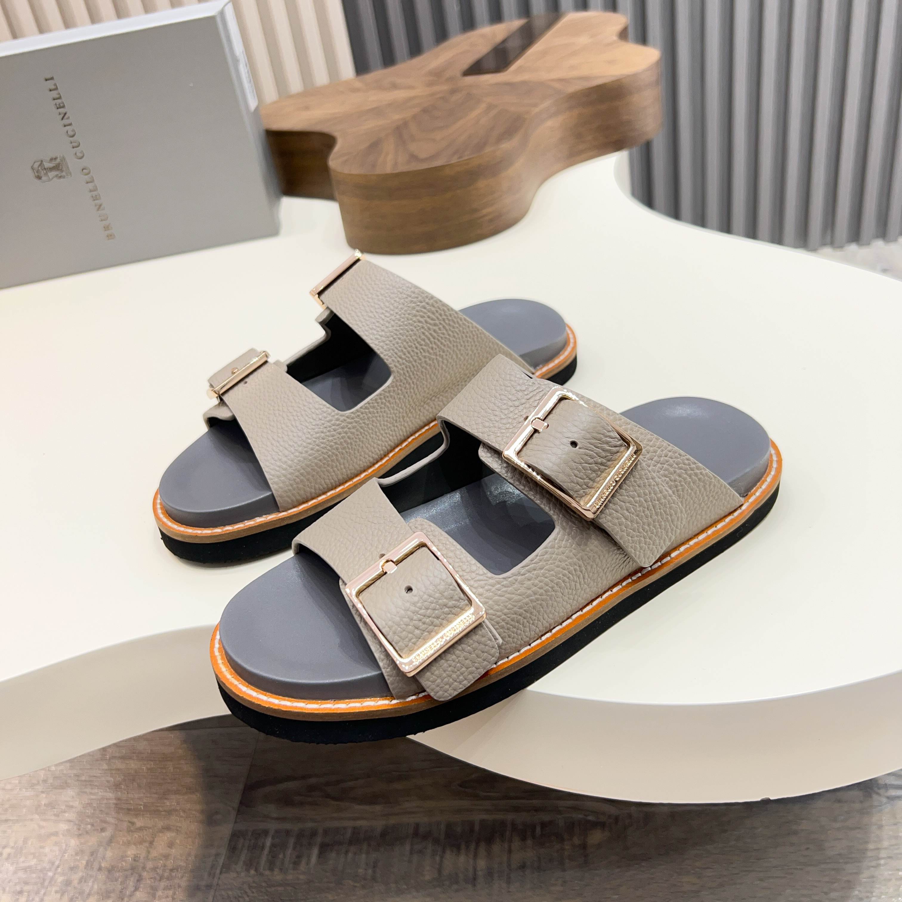 NO:277380,Brunello Cucinelli BC new men's suede leather buckle sandals, with suede leather front strap, which is soft and skin-friendly, allowing you to easily adjust the comfortable wearing feeling. The suede leather shoe insole and genuine leather shoe outsole and ultra-light hole materials along the edges are combined, and the perfect and exquisite design feel. The foot is light and comfortable, fashionable and elegant, and you can choose from multiple colors!  Size39-44 (38.45.46 customized), brunello cucinelli, sandals, cowhide19860909Brunello Cucinelli BC新款男士绒面皮革搭扣凉鞋,采用绒面牛皮革前带,柔软亲肤,让您轻松调节出舒适穿着感.绒面皮革鞋内底与真皮鞋外底、超轻微孔材料沿边组合,完美精致的设计感.上脚轻便舒适,时尚大方,多色可选！ Size39-44（38.45.46定做）,,brunello cucinelli,sandals,cowhide,Men's shoes