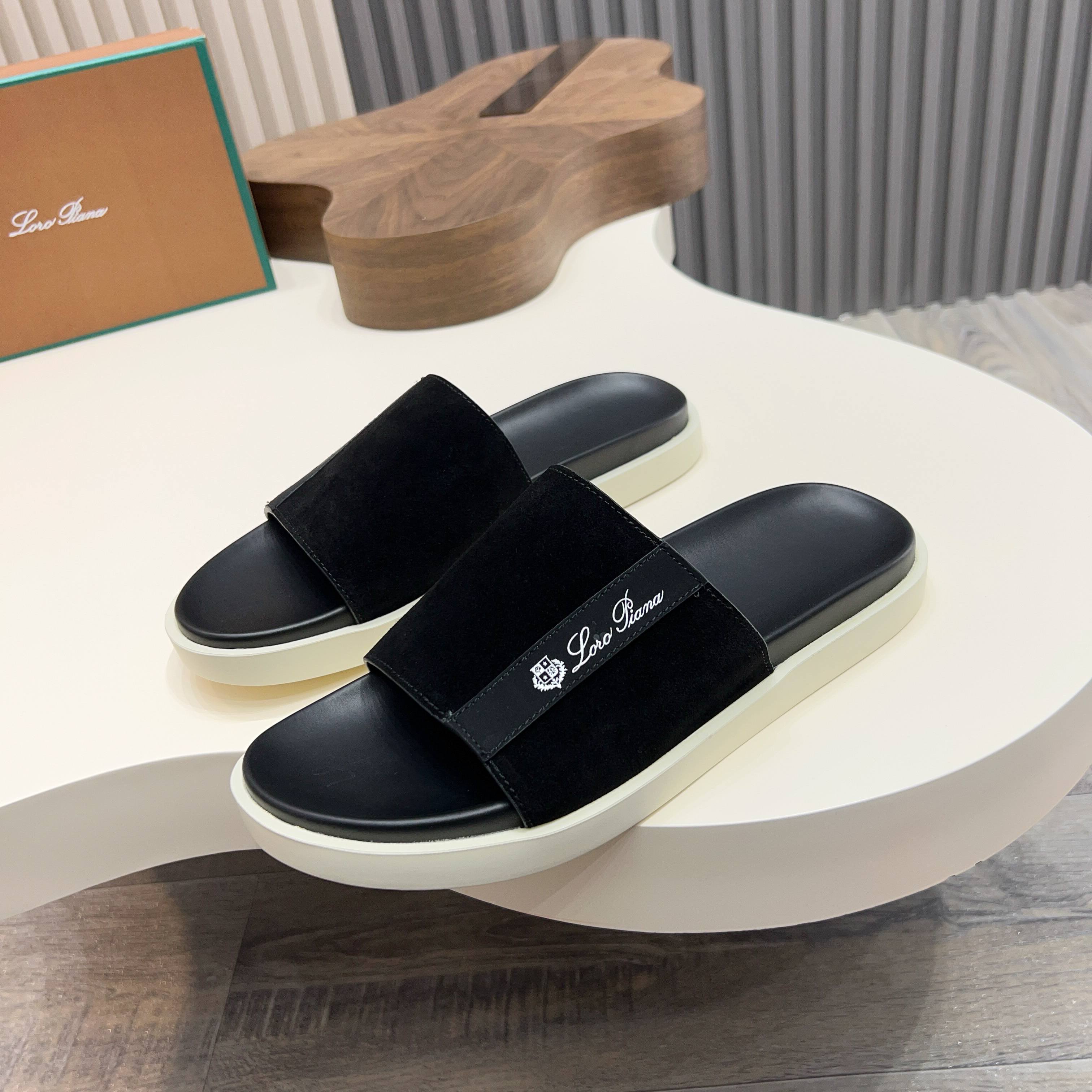 NO:277403,LP new summer urban casual slippers, using top cowhide fabric, soft and skin-friendly, and paired with brand logo decorative buckle, allowing you to easily adjust the comfortable wearing feeling. Rubber non-slip sole, light and comfortable on the feet, fashionable and generous, and available in multiple colors!  Size39-44 (38.45.46. Custom made), loro piana, slippers, cowhide19860909LP新款夏季都市休闲拖鞋,采用顶级牛皮面料,柔软亲肤,搭配品牌徽标装饰搭扣,让您轻松调节出舒适穿着感.橡胶防滑大底,上脚轻便舒适,时尚大方,多色可选！ Size39-44（38.45.46.定做）,,loro piana,slippers,cowhide,Men's shoes