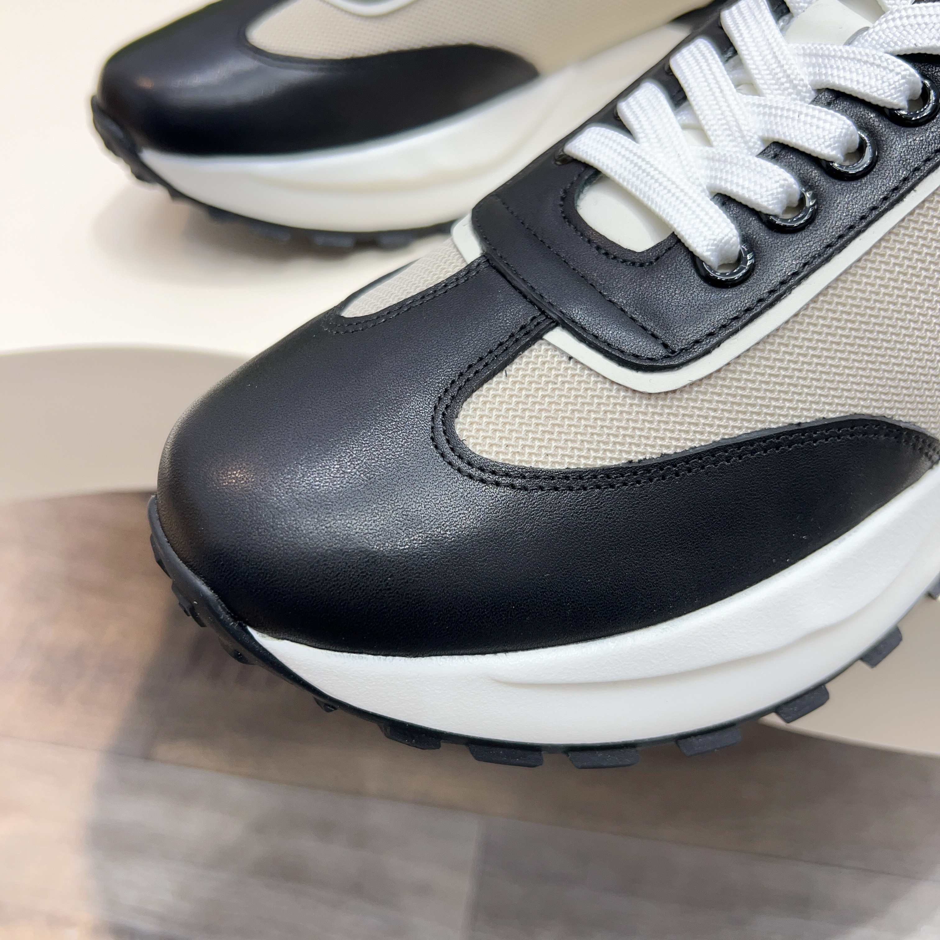 Gucci Men's Leather Sneakers - Comfortable, Stylish, and Detailed Design 9 a1744496503081 7156