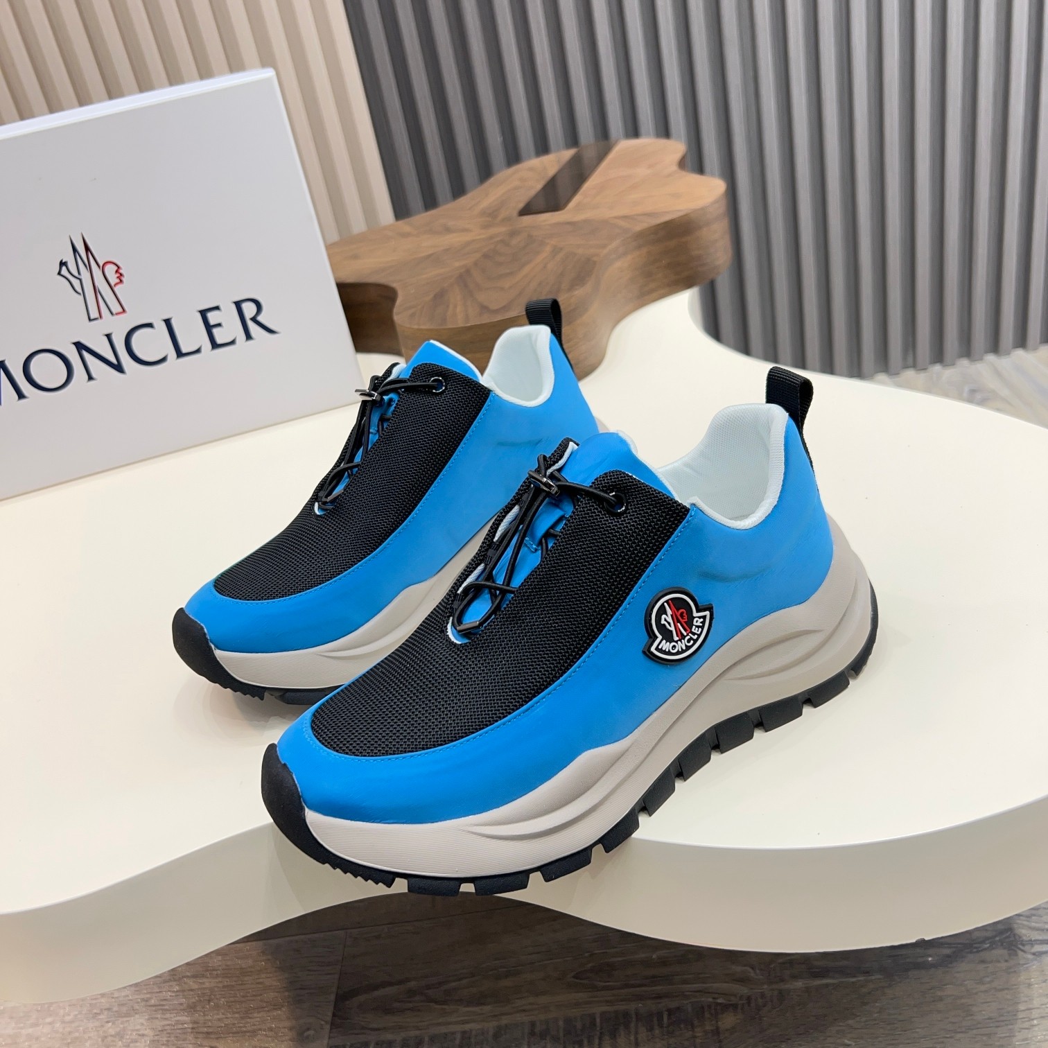NO:711632,Moncler/Mongolian men's lace-up casual sports shoes are comfortable and non-slip. They are made of one-piece imported fly-woven technical fabrics. They combine innovation, functionality and graphic details to interpret fashion. The outsole is made of TPU+rubber+high-elastic rubber foam, which is highly elastic and wear-resistant, improving comfort!  Size38-45 (38 and 45 are customized and cannot be returned or exchanged),,Moncler,sneakers19860909Moncler/蒙口男士系带休闲运动鞋,具有舒适防滑性能,采用一体成型进口飞织科技面料制成,兼备创新、功能性与图形细节于一体,诠释潮流时尚.大底采用TPU+橡胶+高弹橡胶发泡组合成型,具有高弹性高耐磨性,提高舒适性！ Size38-45（38、45定做不退换）,,Moncler,sneakers,Men's shoes