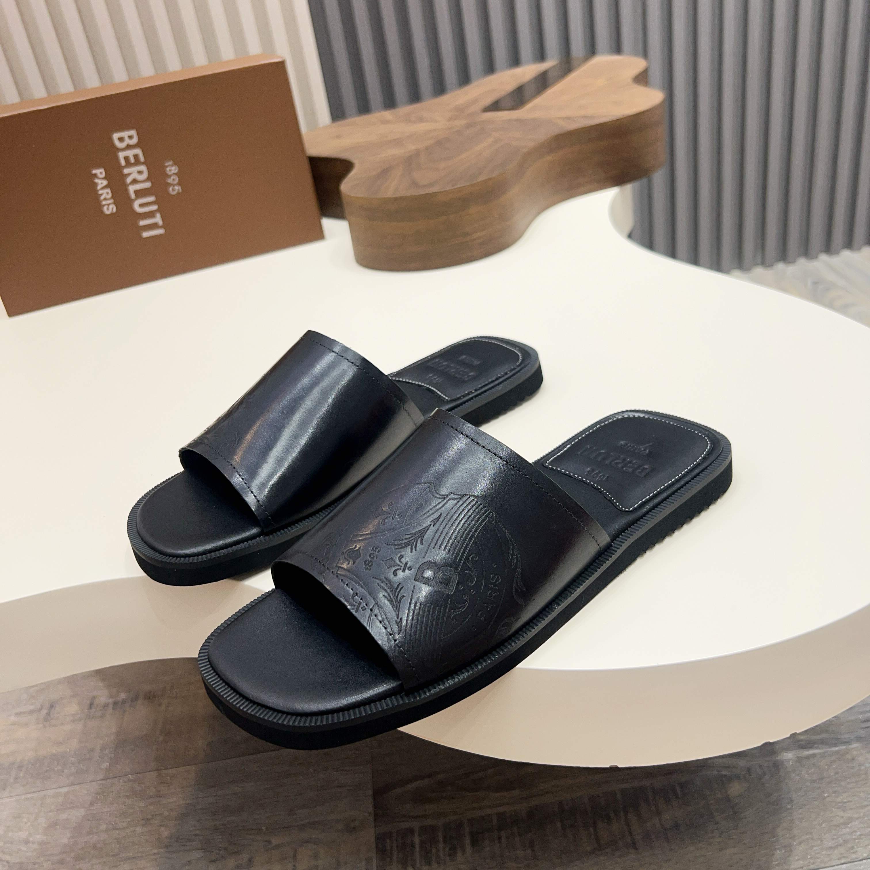 NO:745840,.Official website 1:1 [BERLUT＊] Hand-painted and color-changed fashion slippers, regular sizes 39 to 44, high-tech handmade goods!  High-gloss fashionable slippers, fully imported calfskin from Italy, hand-painted (super strong texture and feel), with full calfskin padding!  Foam wear-resistant velvet welt outsole!  !  Super ceremonial!  Gentleman style!  38 4546 Customized, non-returnable, slippers, cowhide19860909.官网1:1【BERLUT＊】 手工涂绘改色 时尚拖鞋 正码39一44 高工艺纯手工货！时尚拖鞋高光款意大利全面进口小牛皮丕手工涂绘(超强质感、手感),中垫全包小牛皮！发泡耐磨绒真皮沿条大底！！超级仪式感！绅士风！38 4546定做不退换,,slippers,cowhide,Men's shoes