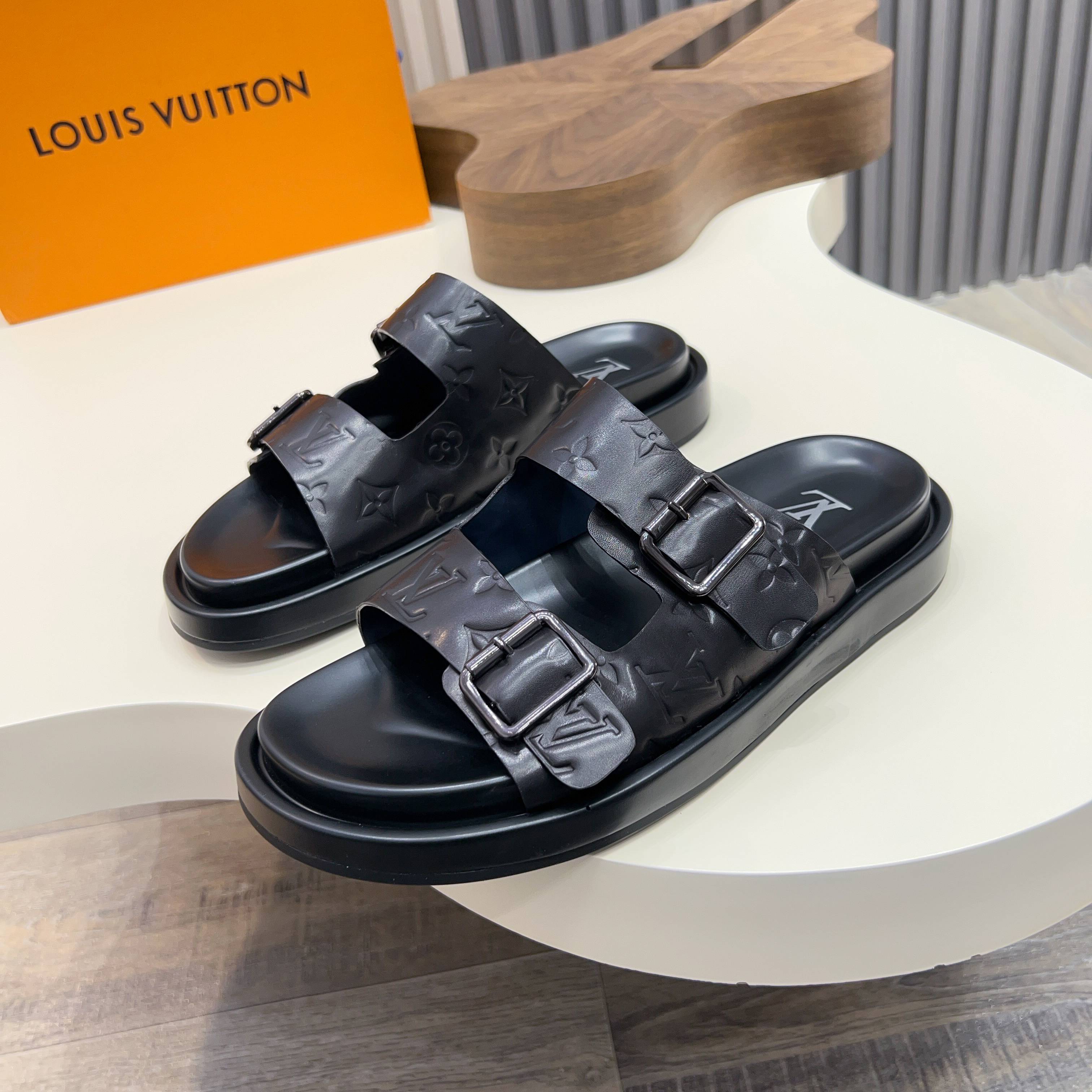 NO:351970,L brand luxury men's slippers, 1:1 high-end quality, purely handmade, first layer cowhide material, casual, sunny, loose and comfortable, the highest version of high-quality quality, hundreds of classic models, must-have in summer!  Size39-44 45 orders,,slippers,cowhide19860909L 牌奢品男士拖鞋,1:1高端品质,纯手工制作 头层牛皮材质,休闲阳光宽松舒适型,最高版本高品质精品,百经典款,夏季必入哦！ Size39-44 45 订,,slippers,cowhide,Men's shoes