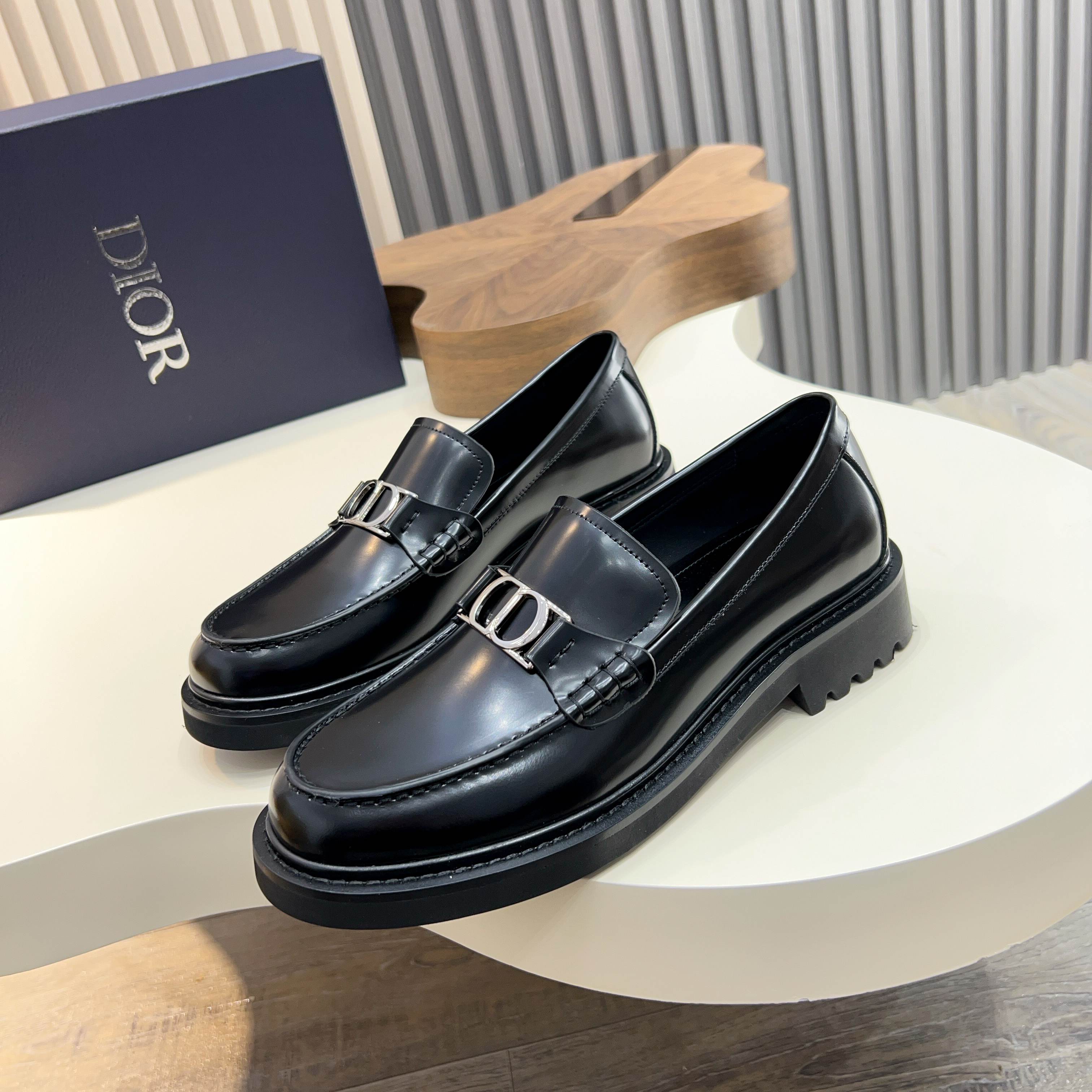 NO:284271,DIOR/Dio Men's Loafer Casual Leather Shoes, this loafer is carefully crafted from imported cowhide, and the upper is decorated with brand buckles, which is unique. The leather texture is excellent, the one-slide design is easy to put on and take off, the inner dyed calfskin, genuine leather footbed, standard logo decoration, simple and yet atmospheric, comfortable and lightweight, and does not tiring the feet. The style is elegant, and can be matched with various outfits. Size39-44 (customized for 38.45), dior, dior, loafers, cowhide19860909DIOR/迪奥男士乐福鞋休闲皮鞋,这款乐福鞋采用进口牛皮精心制作,鞋面饰以品牌饰扣装饰,别具一格.皮质质感极好,套穿式一脚蹬设计,易穿脱,本染小牛皮内里,真皮垫脚,标配logo装饰,简约不失大气,舒适度好轻质不累脚,款式优雅,可与各式装扮搭配. Size39-44（38.45定做）,,dior,dior,loafers,cowhide,Men's shoes