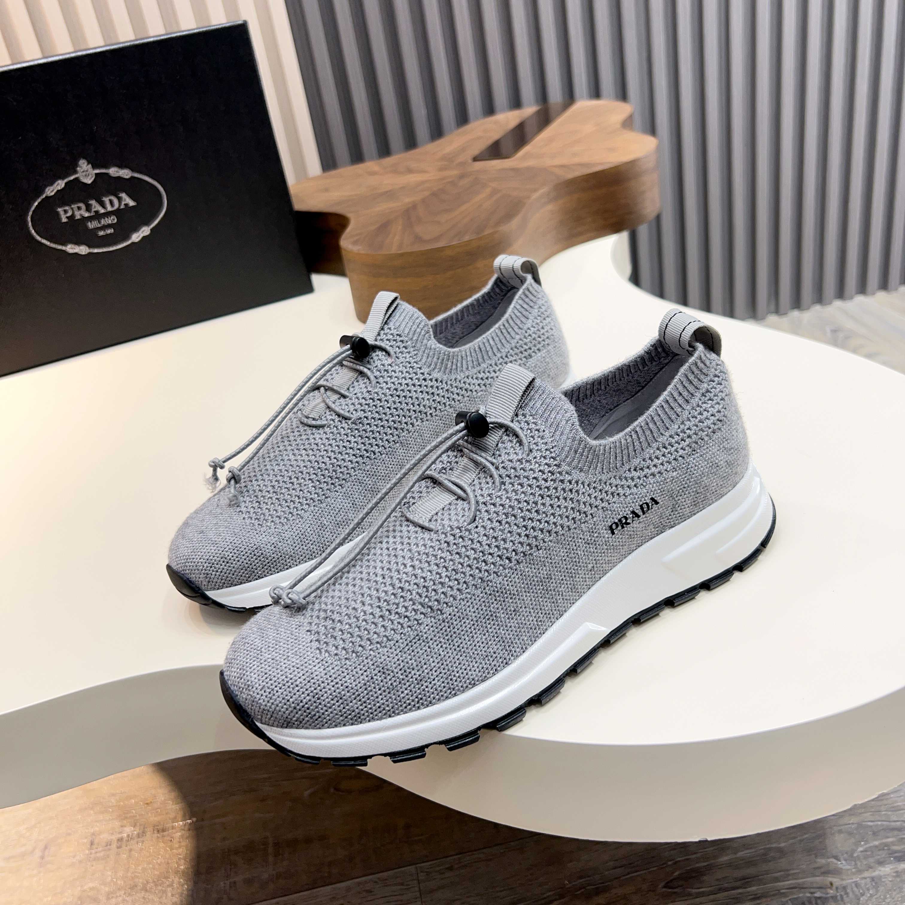 NO:284281,Prad* new high-end men's sneakers for spring and summer. This sneaker is fashionable and versatile, simple and modern, combining sports style and exquisite details. It is made of imported cowhide material splicing technology cloth, matched with rubber soles, tongue-embossed letter logos, simple and fashionable items. Size39-44 (38.45. Custom made),, prada, prada, sneakers, cowhide19860909Prad*普拉达春夏新品男士高端运动鞋,这款运动鞋时尚百搭,简洁现代,融合运动风格和精致细节.选用进口牛皮材料拼接科技布打造,搭配橡胶鞋底,鞋舌压印字母徽标,简约时尚单品. Size39-44（38.45.定做）,,prada,prada,sneakers,cowhide,Men's shoes