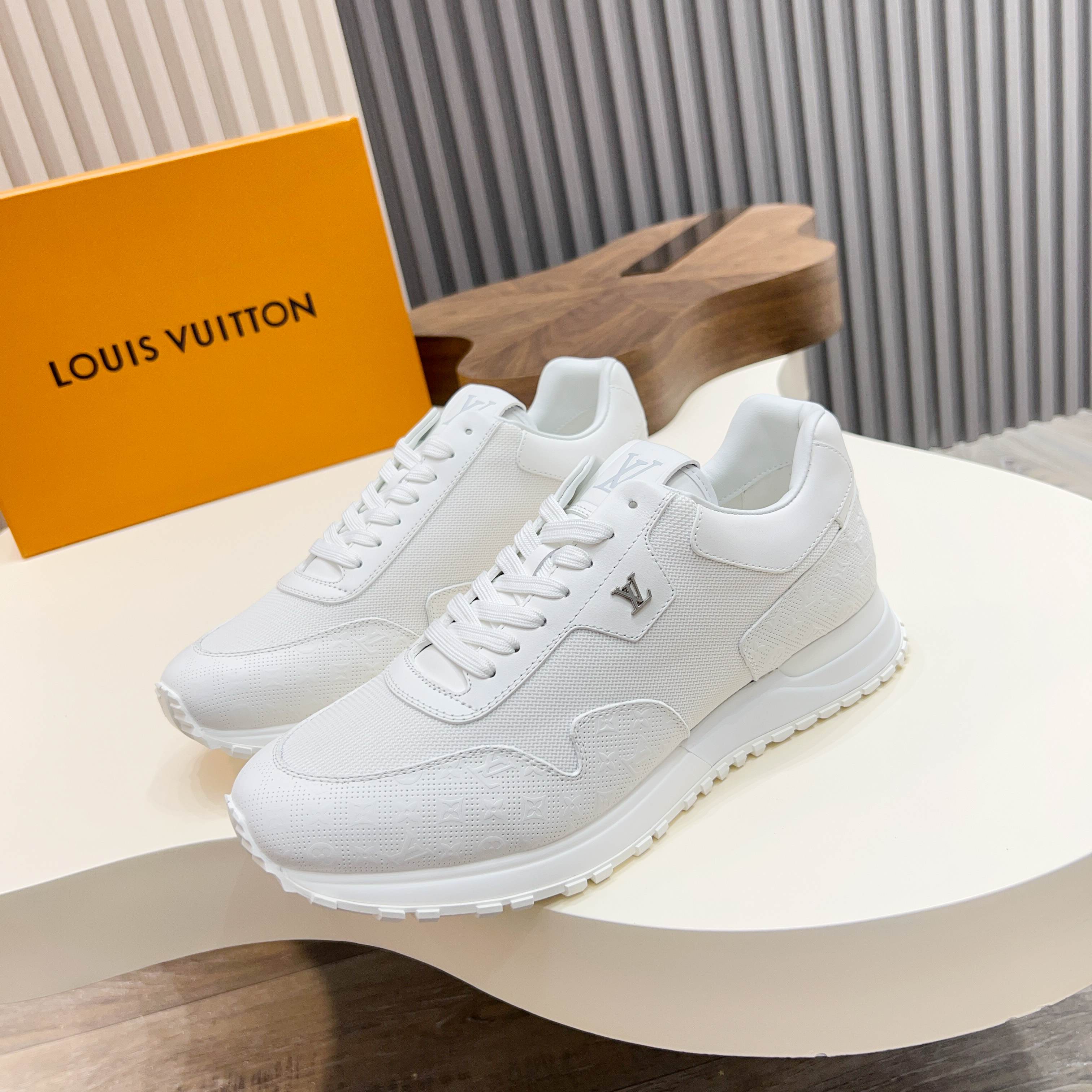 NO:830973,L.v RUN AWAY sneakers, this Run Away sneaker is made of top-layer cowhide and breathable original material. The wedge-shaped rubber outsole continues the running shoe design, embellished with Monogram flowers, the L.V letter is marked on the tongue, and the Louis Vuitton Paris logo is embellished on the back. It is equipped with brand logo cotton feet, and the mesh inner heel is wrapped with cowhide stitching. The upper foot is comfortable and breathable!  Size38-44 (customized at 38.45.46),,louis vuitton,sneakers,cowhide19860909L.v RUN AWAY 运动鞋,本款 Run Away 运动鞋选用头层牛皮拼透气原版材质,楔形橡胶外底延续跑鞋设计,缀 Monogram 花卉,L v字母标注鞋舌,路易威登巴黎标识点缀后部.搭配品牌标识棉垫脚,网面内里后跟牛皮拼接包裹,上脚舒适透气！ Size38-44（38.45.46定做）,,louis vuitton,sneakers,cowhide,Men's shoes