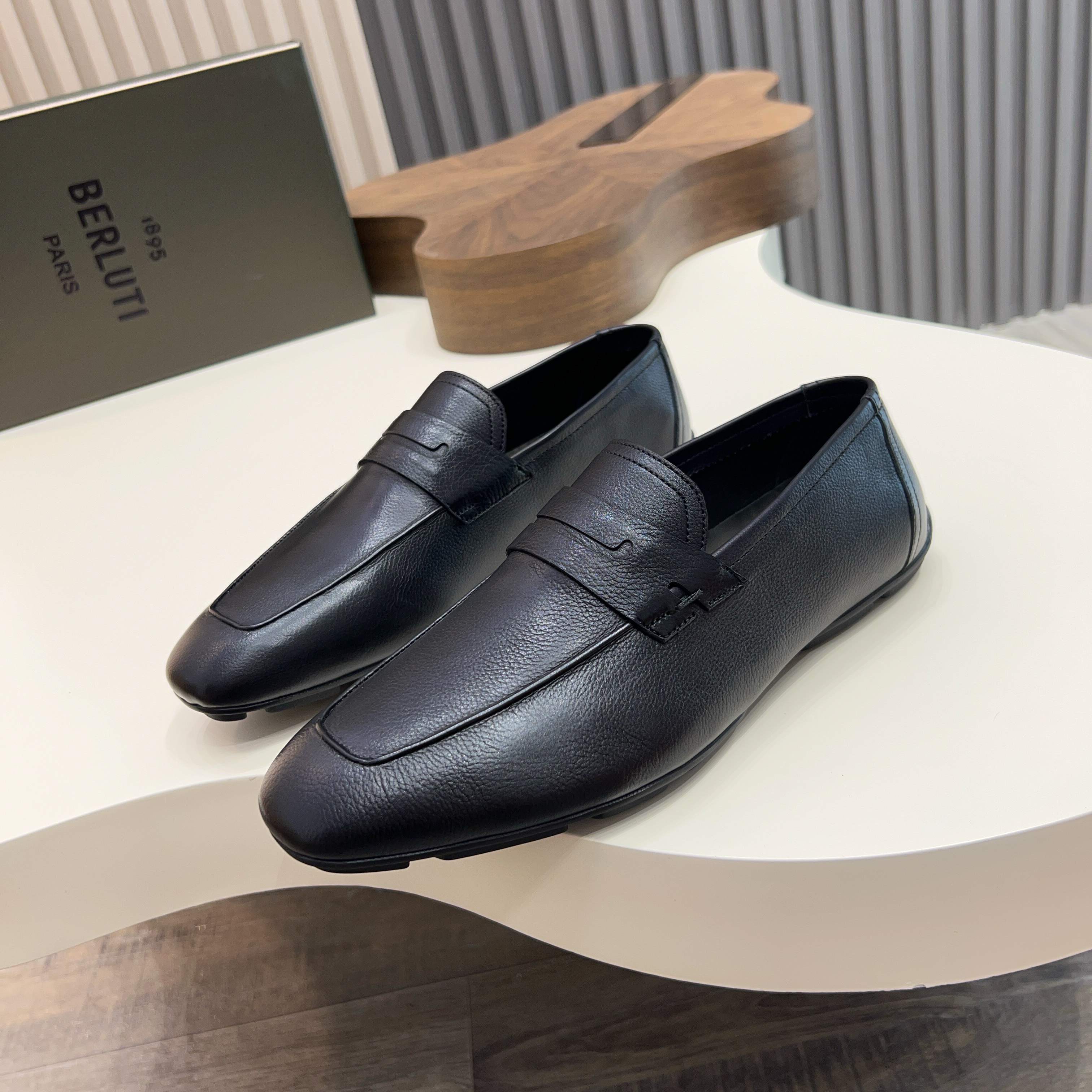 NO:348471,Berluti/Eden Scritto patterned leather slippers for men's footwear, using imported cowhide upper, soft and stylish, comfortable and breathable, integrated cutting, Side Scritto pattern high-circular air compressor, calfskin genuine leather footbed, pure rubber light sole, showing extraordinary attitude, full set of original counter packaging Size39-44 (38.45. Custom made),,cowhide19860909Berluti/布鲁提Eden Scritto图纹皮革便鞋男士套脚款,采用进口牛皮鞋面 柔软有型 舒适透气一体式裁剪 侧面Scritto图案高周波空压 小牛皮真皮垫脚 纯橡胶轻底 彰显不凡态度 全套专柜原包装 Size39-44（38.45.定做）,,cowhide,Men's shoes