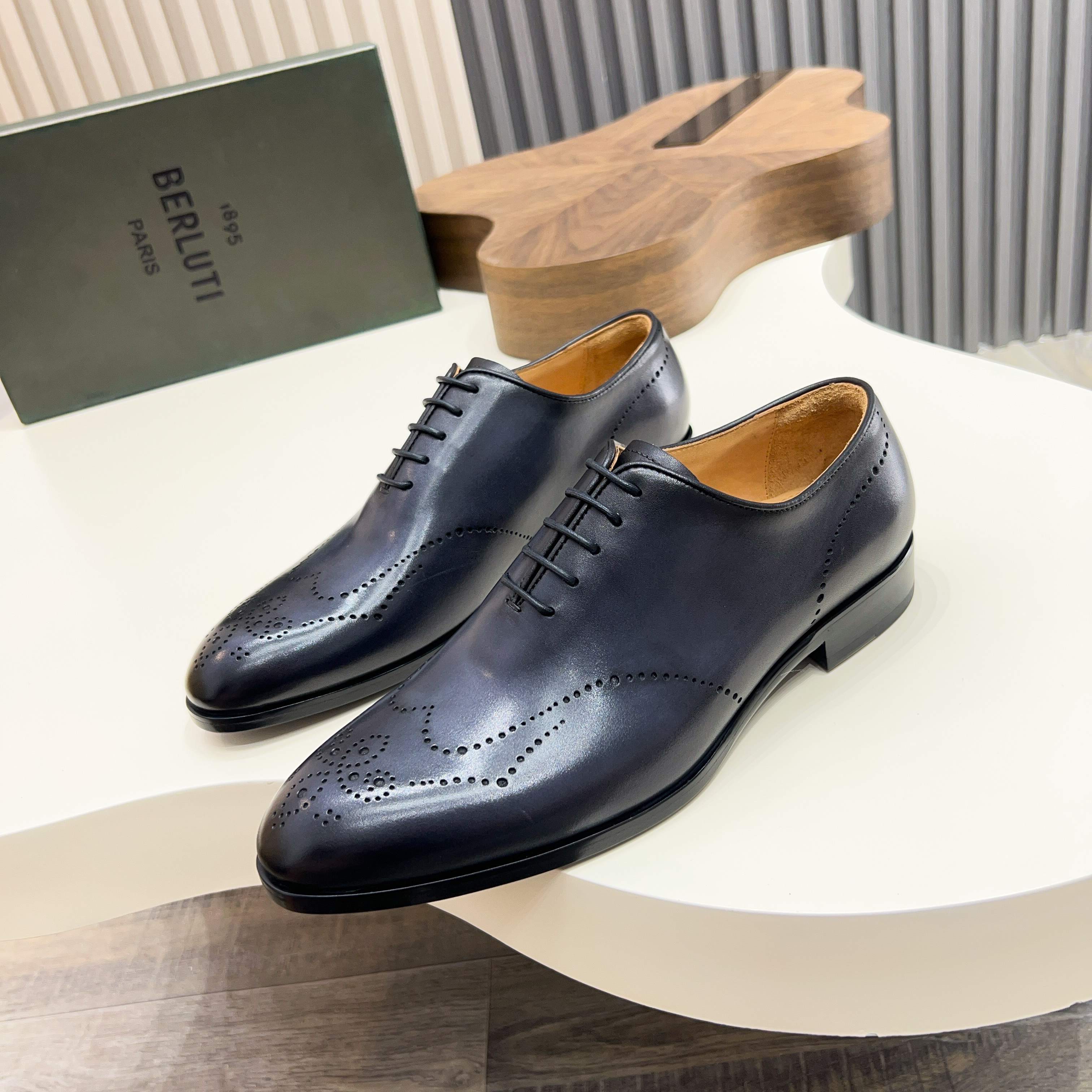 NO:357413,Berluti/Blue raised-end genuine leather outsole formal leather shoes, using imported cowhide upper, soft and stylish, hand-made color change, low-key luxury temperament, comfortable and breathable version, calf leather genuine leather footbed imported genuine leather outsole, showing extraordinary attitude Full set of original counter packaging, size39-44 (45 customization), cowhide, Leather soles19860909Berluti/布鲁提高端真皮大底正装皮鞋,采用进口牛皮鞋面 柔软有型,手工改色工艺,低调奢华气质,舒适透气版型,小牛皮真皮垫脚 进口真皮大底,彰显不凡态度 全套专柜原包装 ,size39-44（45定制）,,cowhide,Leather soles,Men's shoes