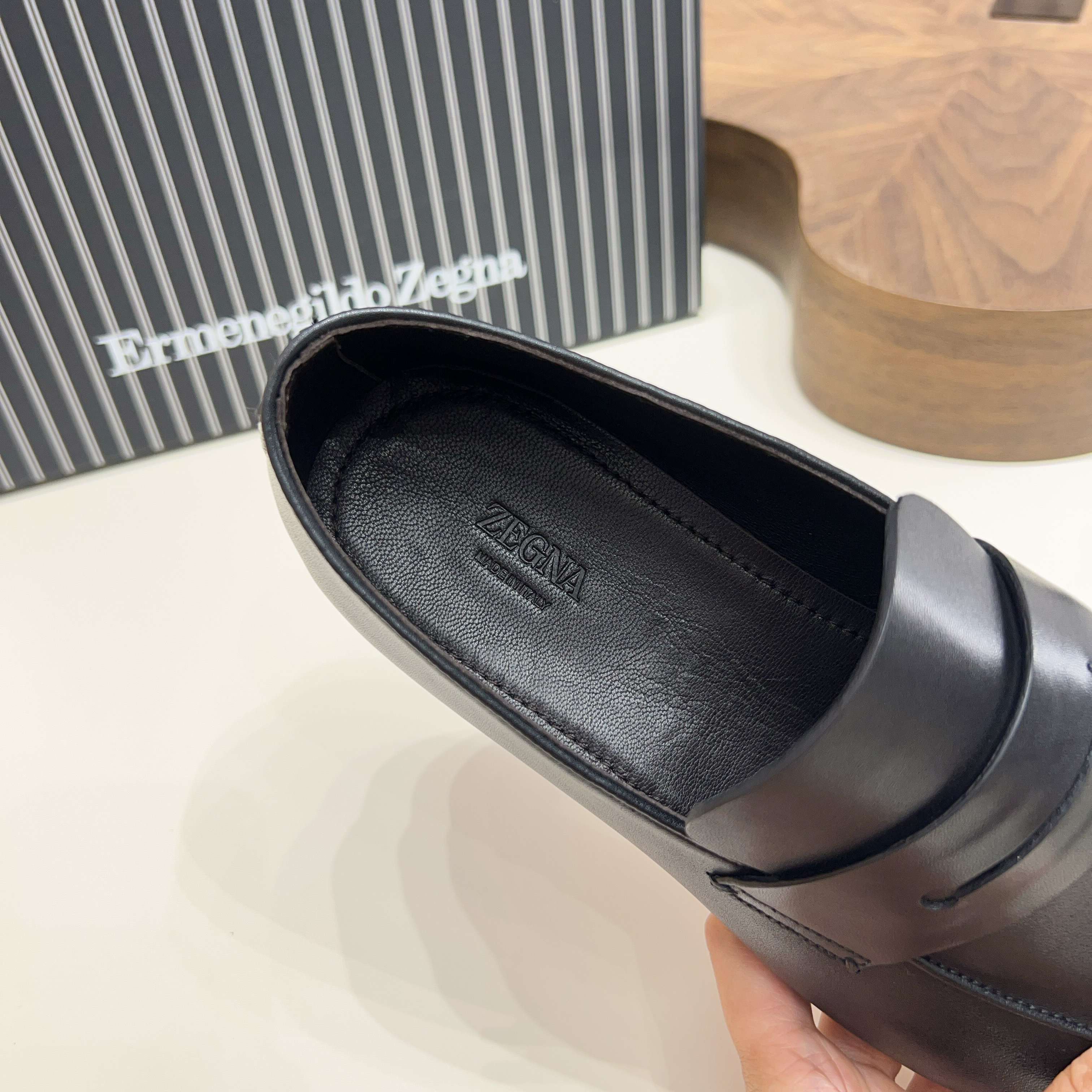 p410 Zegna New Updated Zeg-L'Asola Loafer FlatLos detalles de ojales a medida del modelo L'Asola se 