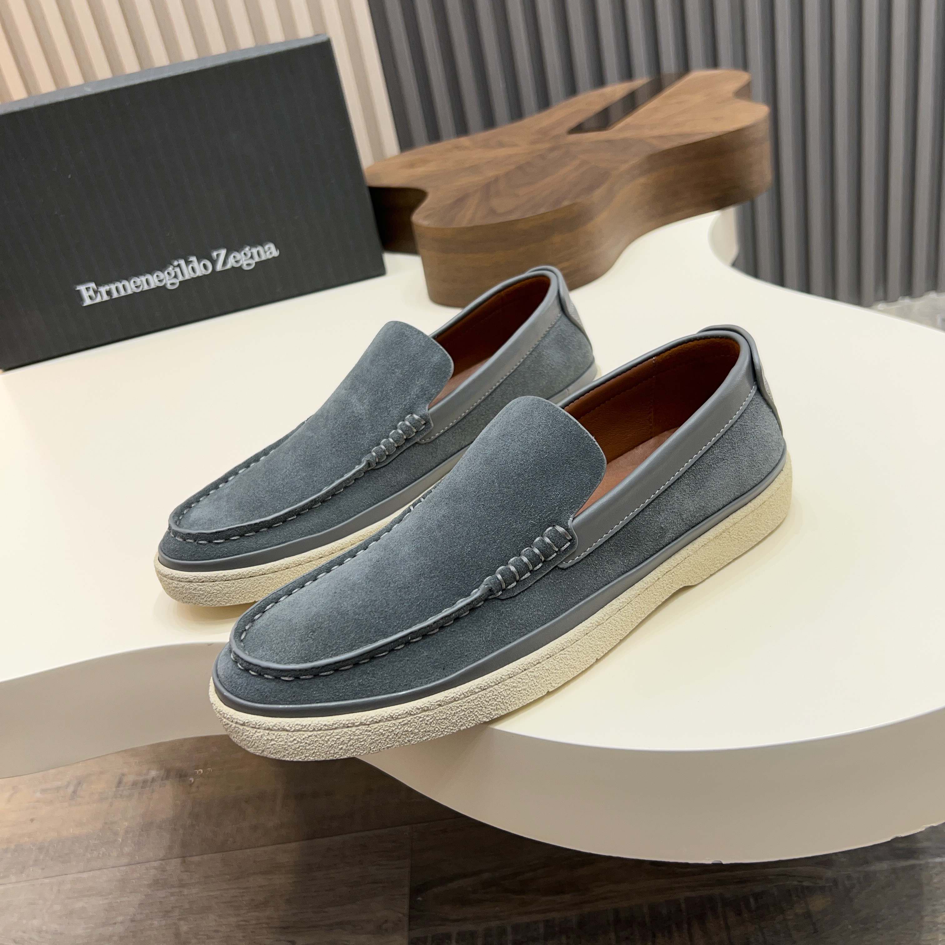 NO:354751,Ermenegildo zegna new Garonne Flex is a rare style for footwear. The shoes are imported cowhide surface. The new buckle of the private mold of ss23 season. Insoles + all cowhide inside. The outsole is made of rubber, lightweight, wear-resistant, anti-slip special bottom with logo. The foot is light and comfortable and light luxury. Normal size: 39/40/41/42/43/44 Black. Original box packaging + dust bag, zegna, cowhide19860909Ermenegildo zegna杰尼亚新款Garonne Flex 不可多得的一款套脚款 鞋子采用进口牛皮面 ss23季私模新饰扣 鞋垫+内里全牛皮 大底为橡胶特制轻质耐磨、防滑专用底带logo 上脚轻便舒适轻奢 正常码数:39/40/41/42/43/44 黑色 原盒包装+防尘袋,,zegna,cowhide,Men's shoes