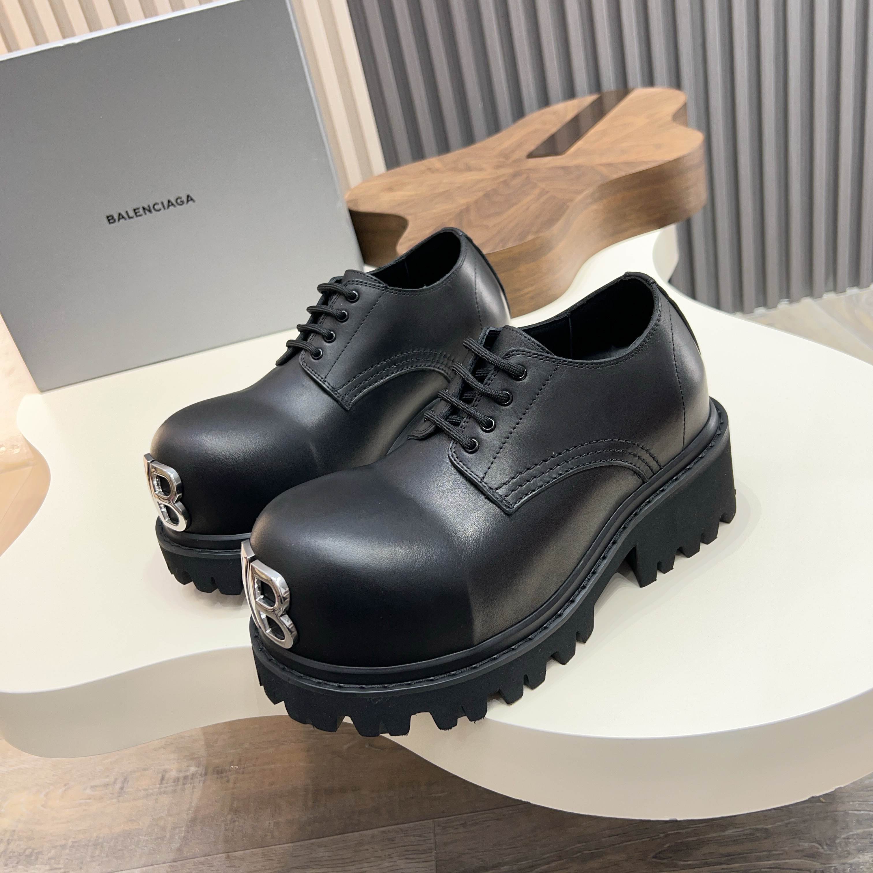 NO:353465,.2025 Spring and Autumn Latest Single Model Men's Derby. Front Metal BB Logo, Antique and Aging Process Effect, Round Head 4-hole Lace-up Men's Sole Thick Shoes, Serrated Original Foaming Sole, Imported Cowhide, Stepped Cowhide, Lining Cowhide, Full Packaging Number 39-44.45 46 Order,,cowhide19860909.2025春秋最新爆单款 男士德比.正面饰金属BB标识,仿古做旧工艺效果,圆头4孔系带男士底厚鞋,锯齿性原版发泡大底,面进口牛皮,垫脚牛皮,里布牛皮,全套包装码数39-44.45 46 订,,cowhide,Men's shoes