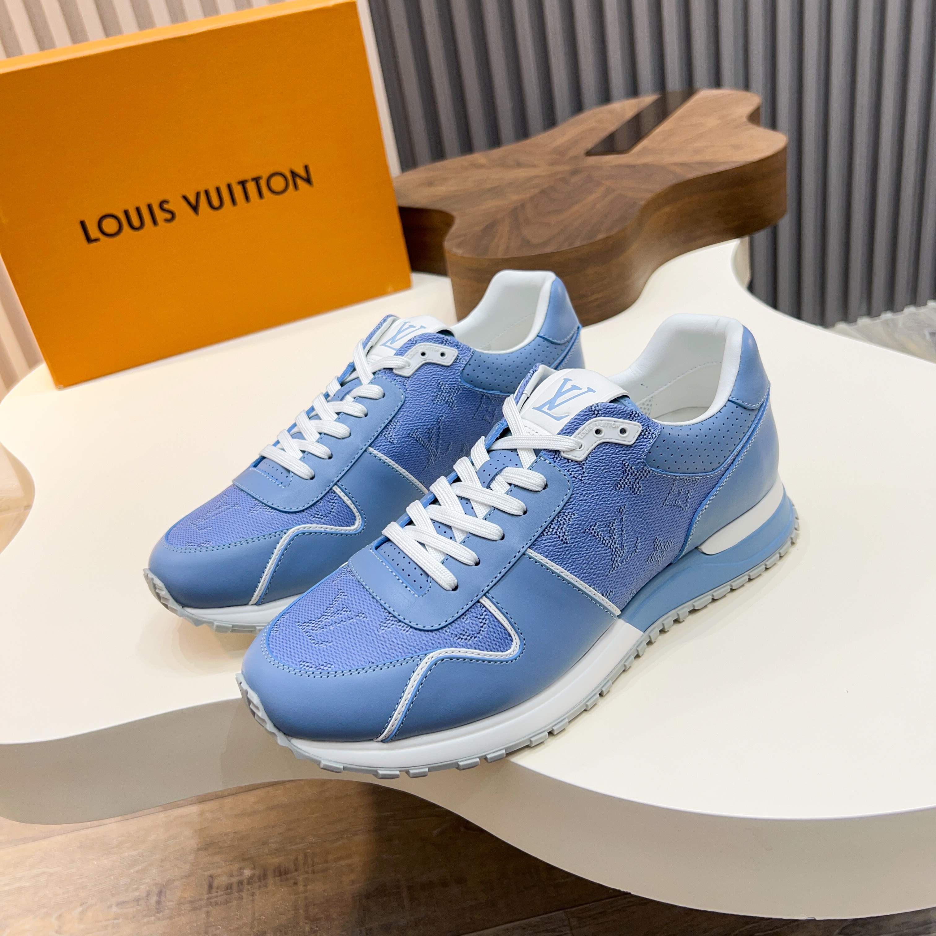 NO:830959,L.v RUN AWAY sneakers, this Run Away sneaker is made of the original top-layer cowhide material. The wedge-shaped rubber outsole continues the running shoe design, embellished with Monogram flowers, the L.V letter is marked on the tongue, and the Louis Vuitton Paris logo is embellished on the back. It is equipped with brand logo cotton feet, and the mesh inner heel is wrapped with cowhide stitching. The upper foot is comfortable and breathable!  Size38-44 (customized at 38.45.46),,louis vuitton,sneakers,cowhide19860909L.v RUN AWAY 运动鞋,本款 Run Away 运动鞋选用头层牛皮原版材质,楔形橡胶外底延续跑鞋设计,缀 Monogram 花卉,L v字母标注鞋舌,路易威登巴黎标识点缀后部.搭配品牌标识棉垫脚,网面内里后跟牛皮拼接包裹,上脚舒适透气！ Size38-44（38.45.46定做）,,louis vuitton,sneakers,cowhide,Men's shoes