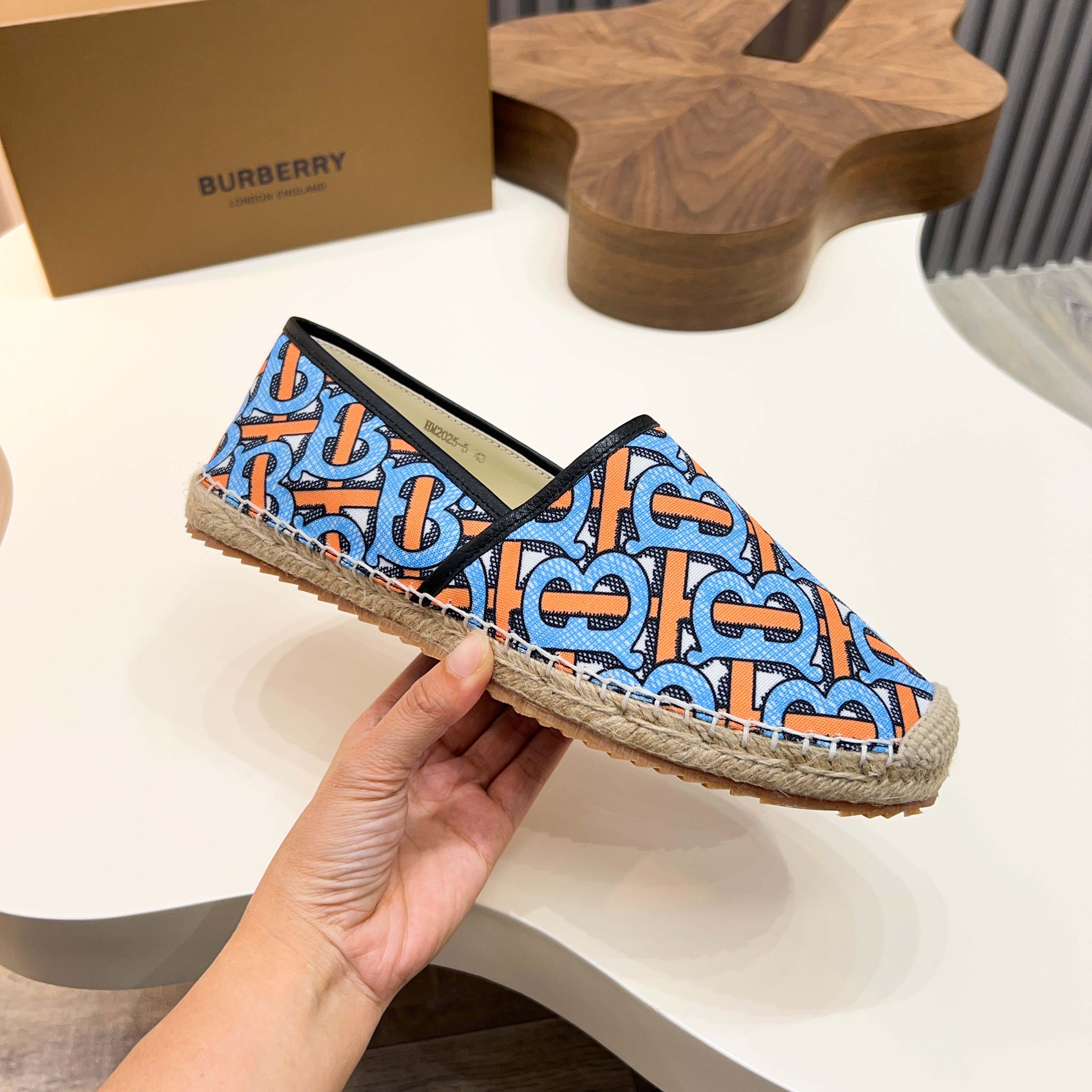 Zapatillas Burberry Canvas Check One-Step para hombre! La parte superior sigue siendo el clásico dis