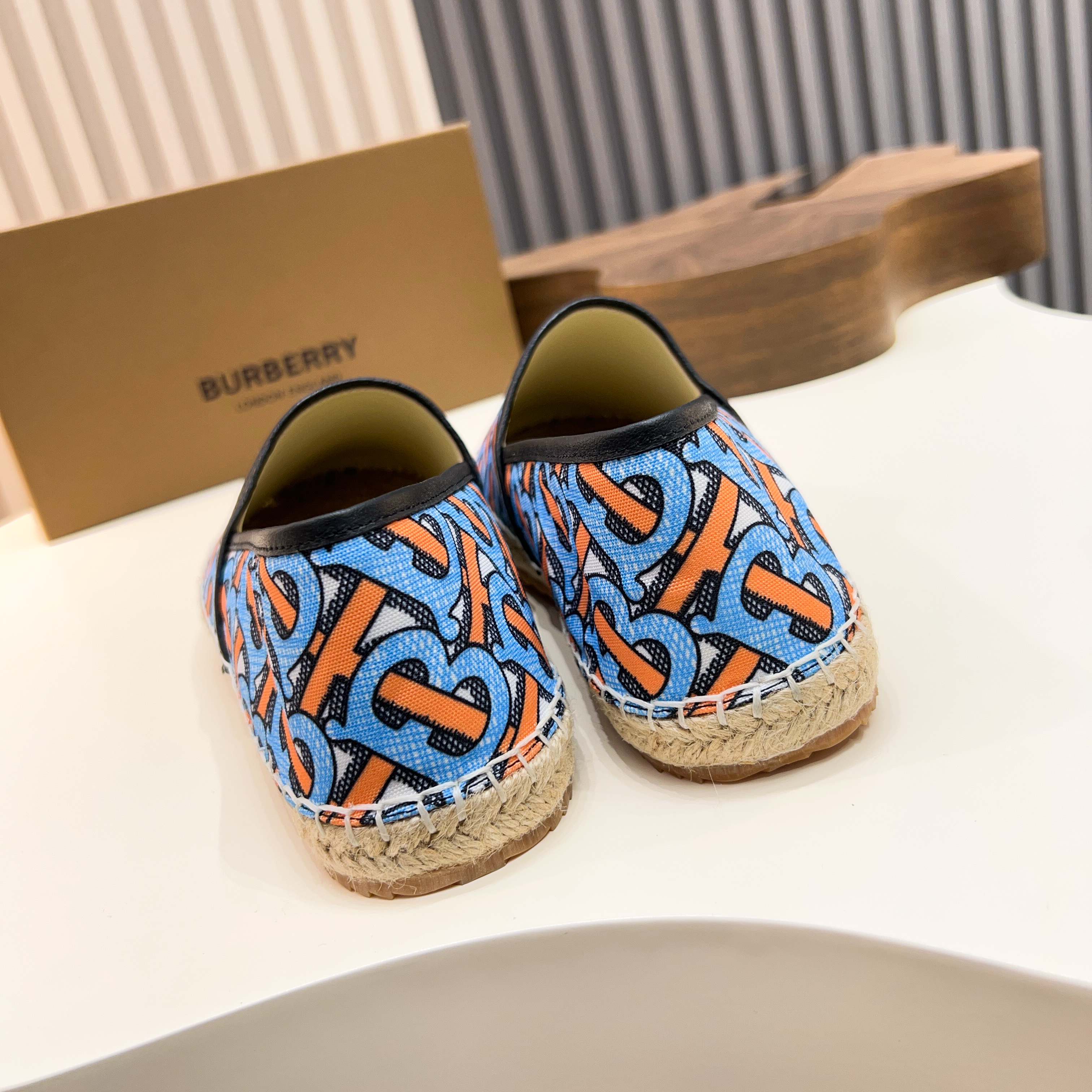 Zapatillas Burberry Canvas Check One-Step para hombre! La parte superior sigue siendo el clásico dis