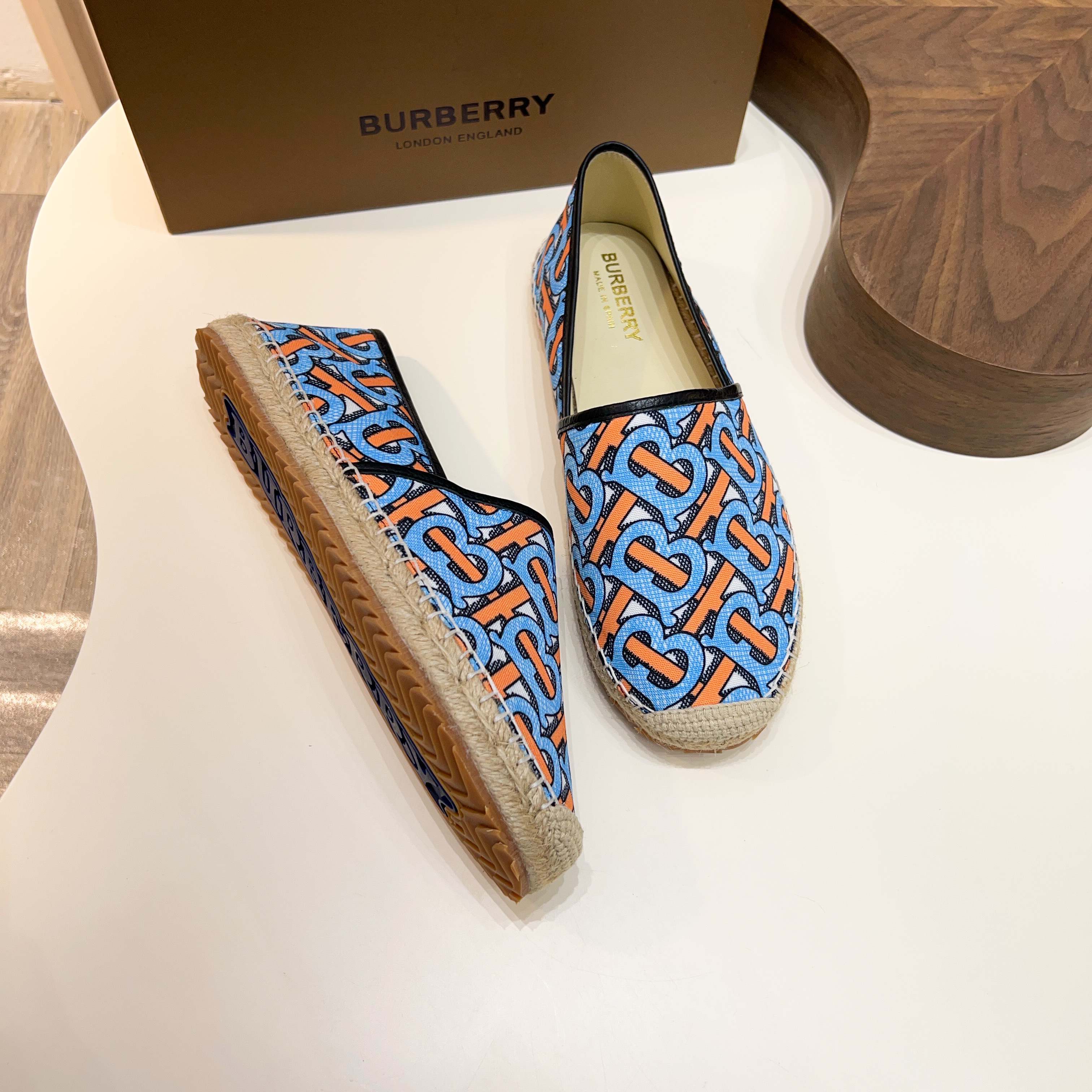 Zapatillas Burberry Canvas Check One-Step para hombre! La parte superior sigue siendo el clásico dis