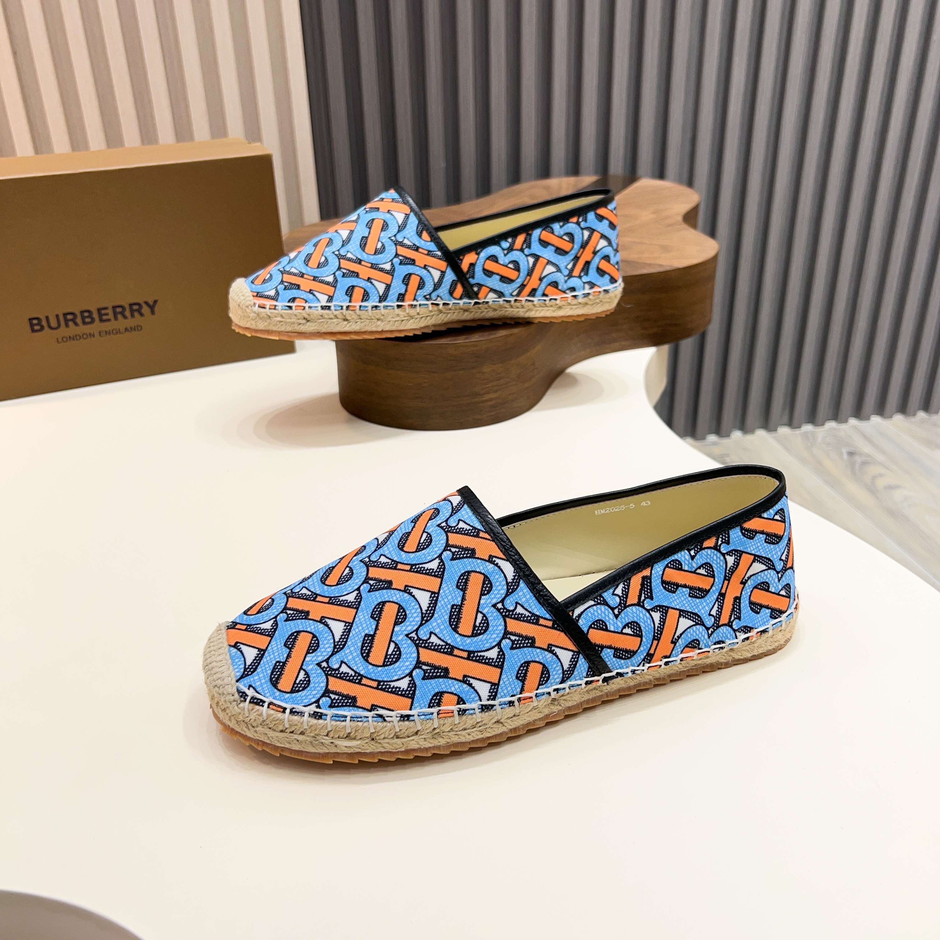 Zapatillas Burberry Canvas Check One-Step para hombre! La parte superior sigue siendo el clásico dis