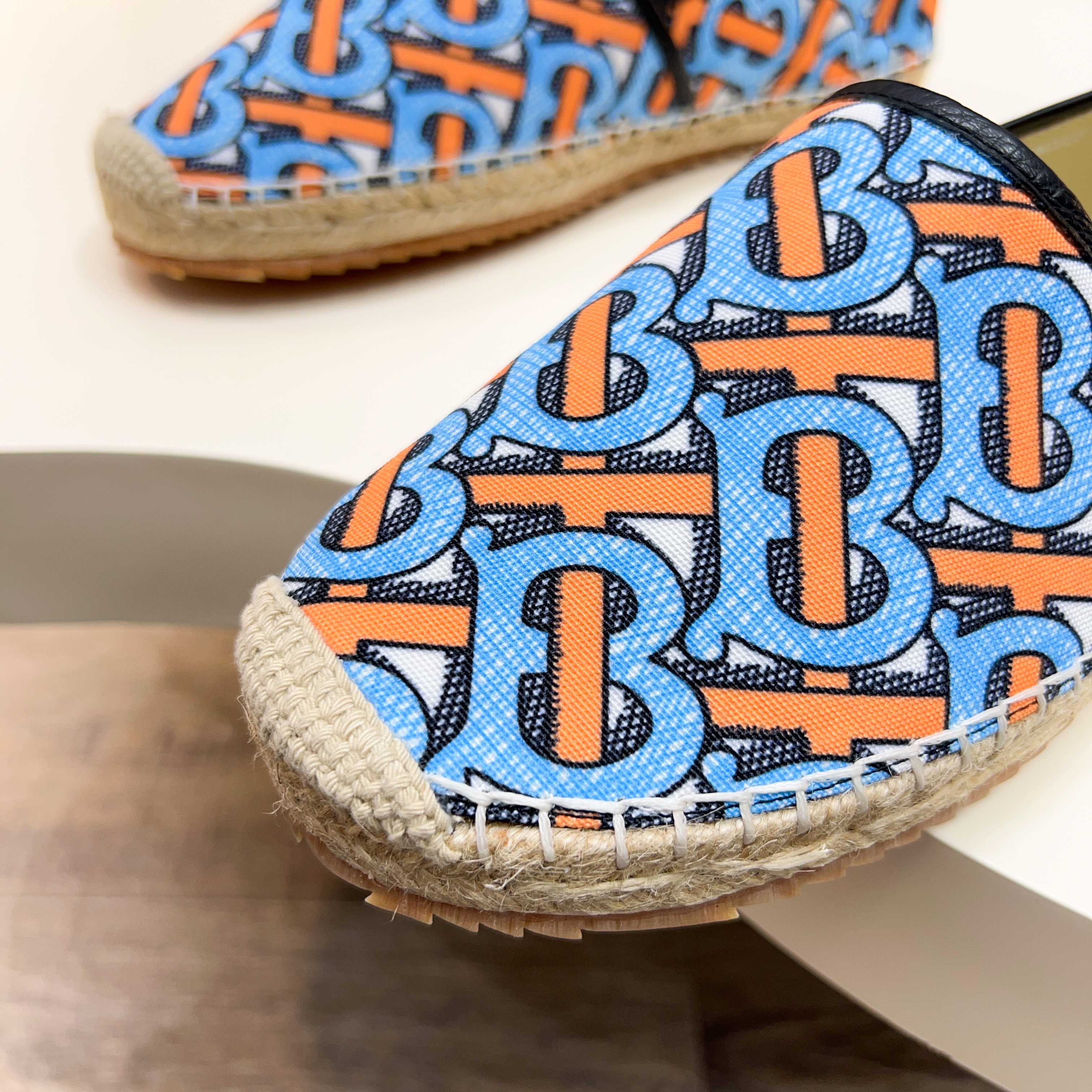 Zapatillas Burberry Canvas Check One-Step para hombre! La parte superior sigue siendo el clásico dis