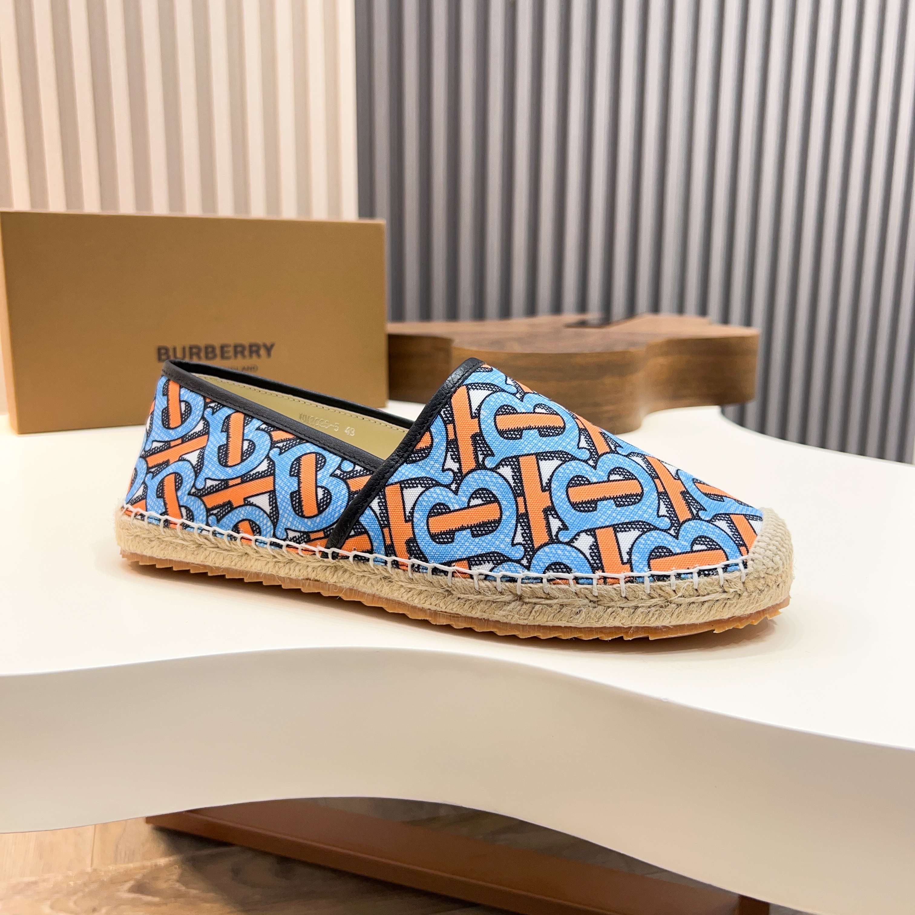 Zapatillas Burberry Canvas Check One-Step para hombre! La parte superior sigue siendo el clásico dis