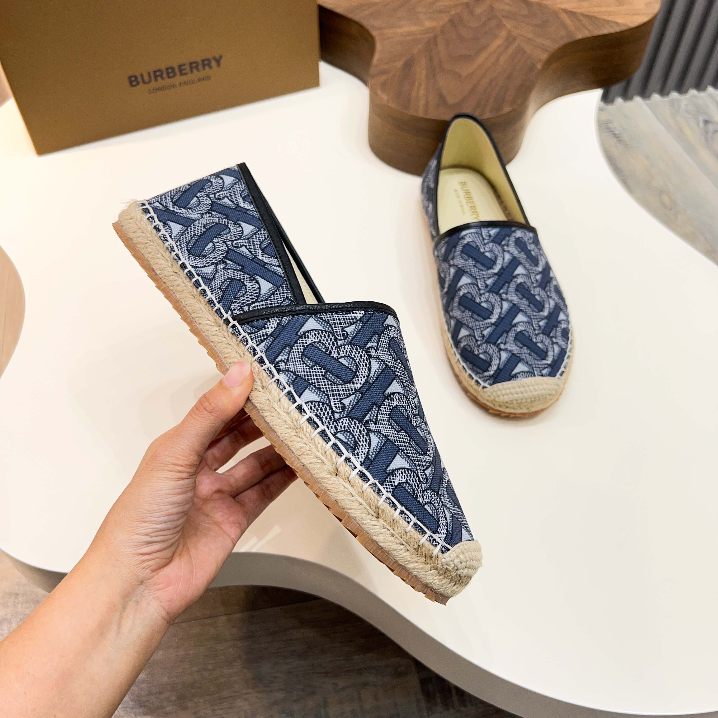 Zapatillas Burberry Canvas Check One-Step para hombre! La parte superior sigue siendo el clásico dis