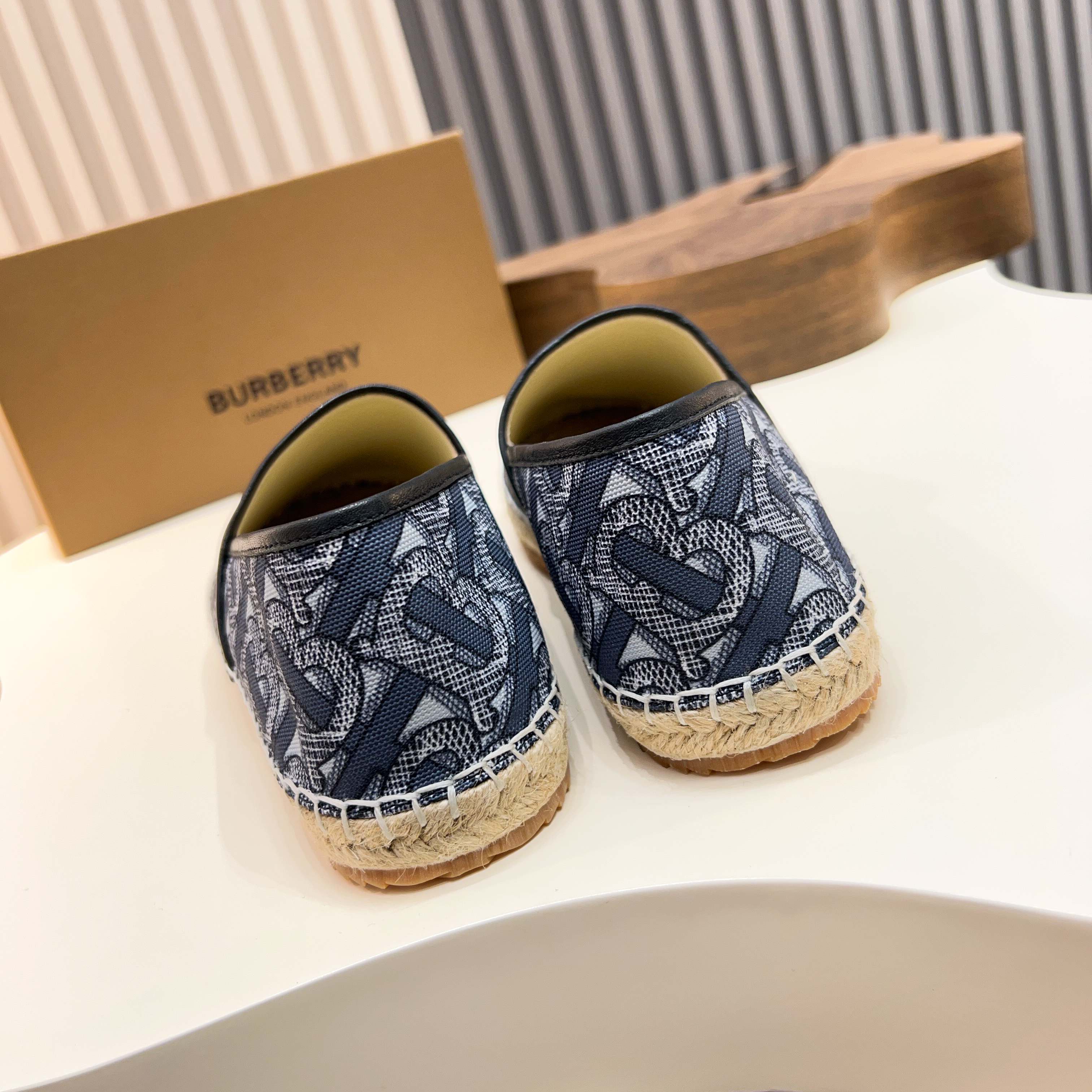 Zapatillas Burberry Canvas Check One-Step para hombre! La parte superior sigue siendo el clásico dis