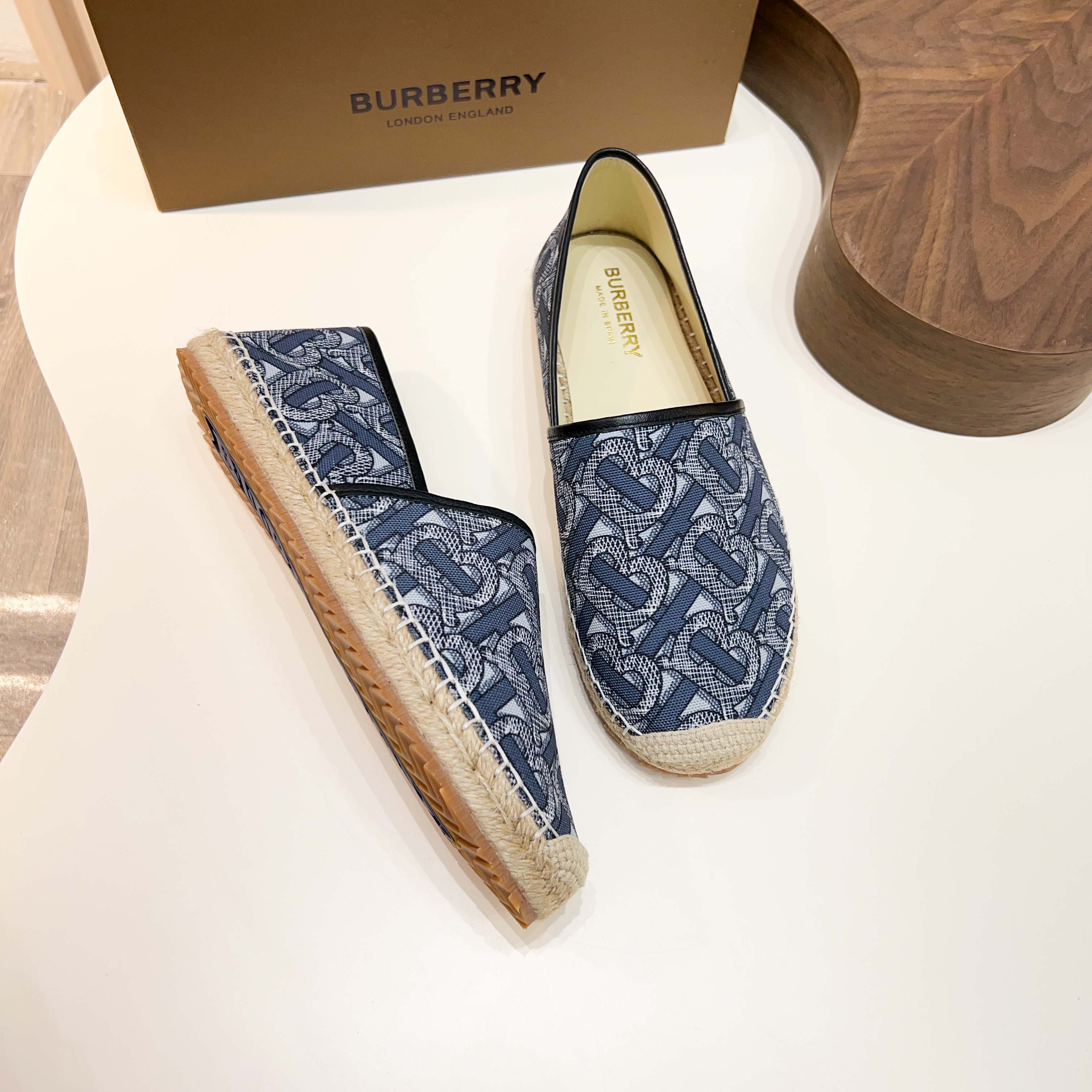 Zapatillas Burberry Canvas Check One-Step para hombre! La parte superior sigue siendo el clásico dis