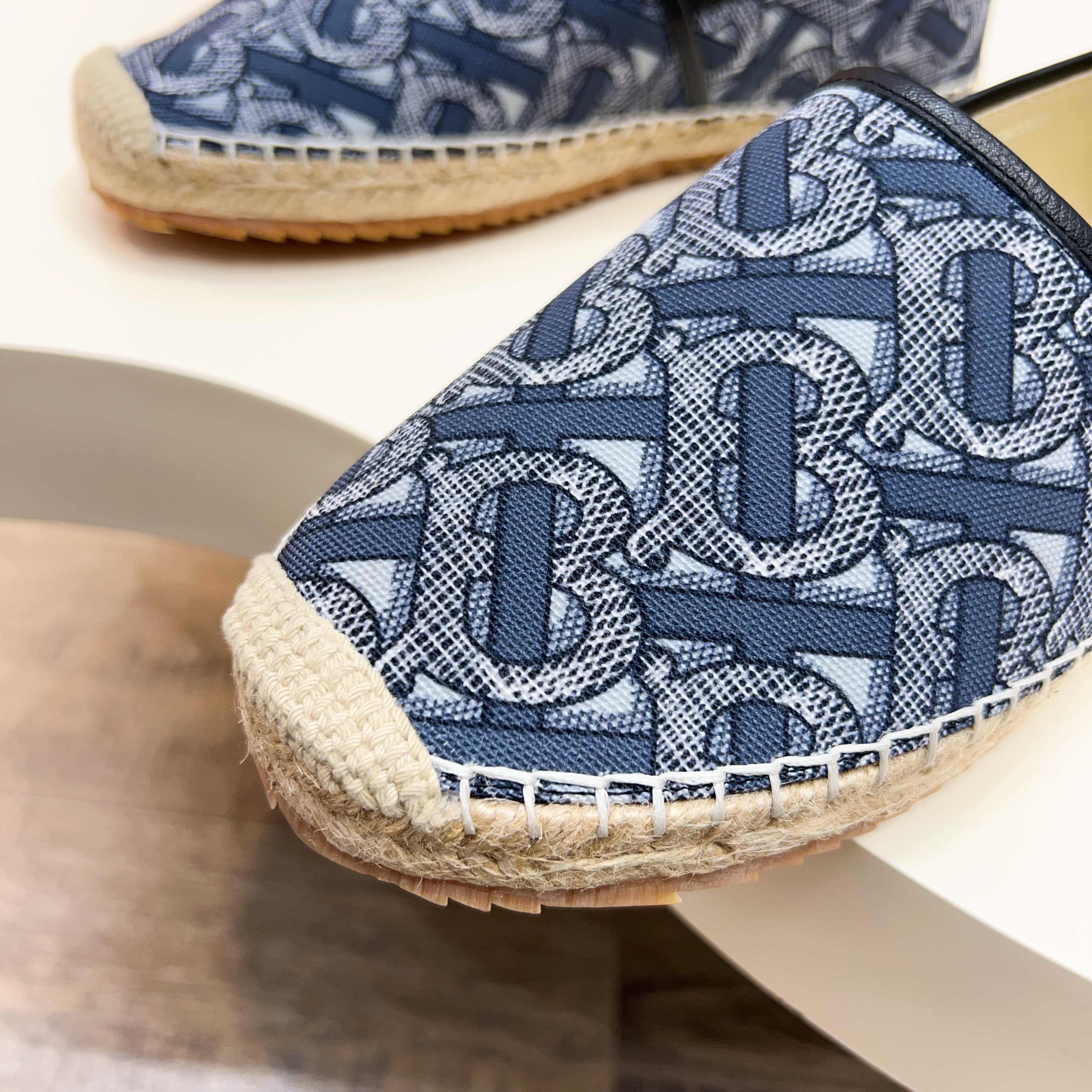 Zapatillas Burberry Canvas Check One-Step para hombre! La parte superior sigue siendo el clásico dis