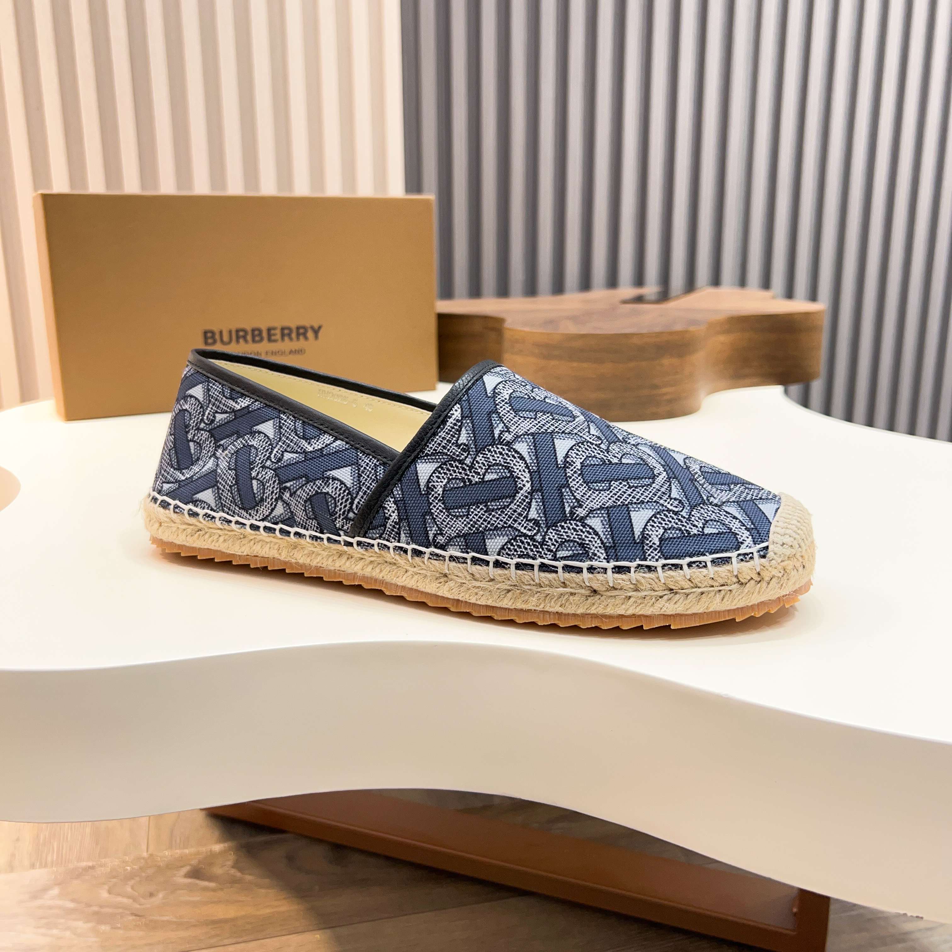 Zapatillas Burberry Canvas Check One-Step para hombre! La parte superior sigue siendo el clásico dis