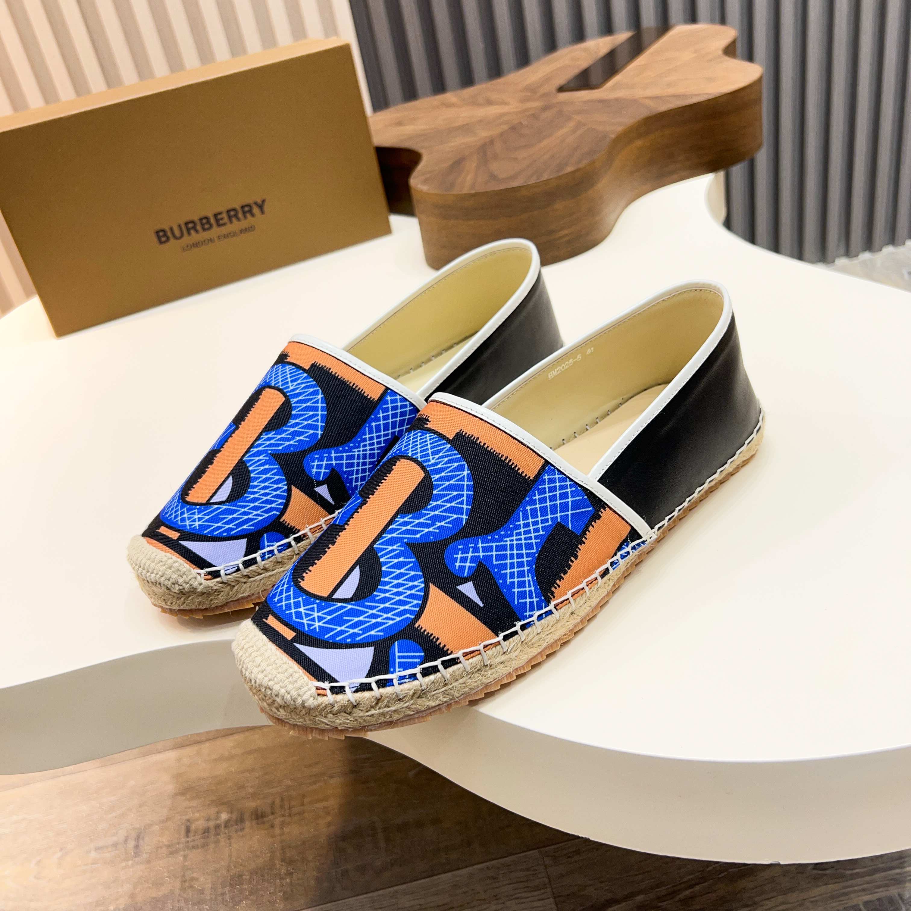 Zapatillas Burberry Canvas Check One-Step para hombre! La parte superior sigue siendo el clásico dis