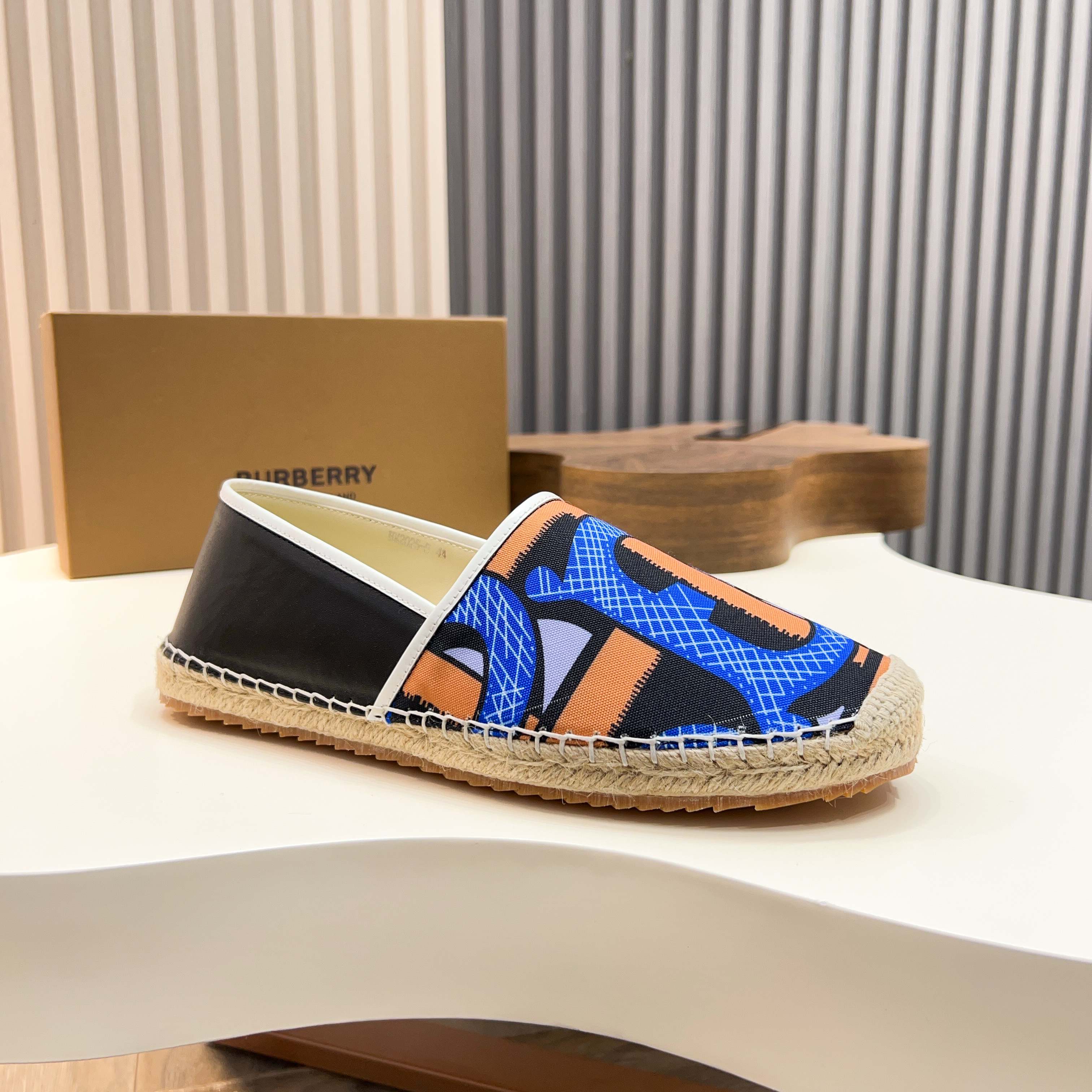 Zapatillas Burberry Canvas Check One-Step para hombre! La parte superior sigue siendo el clásico dis