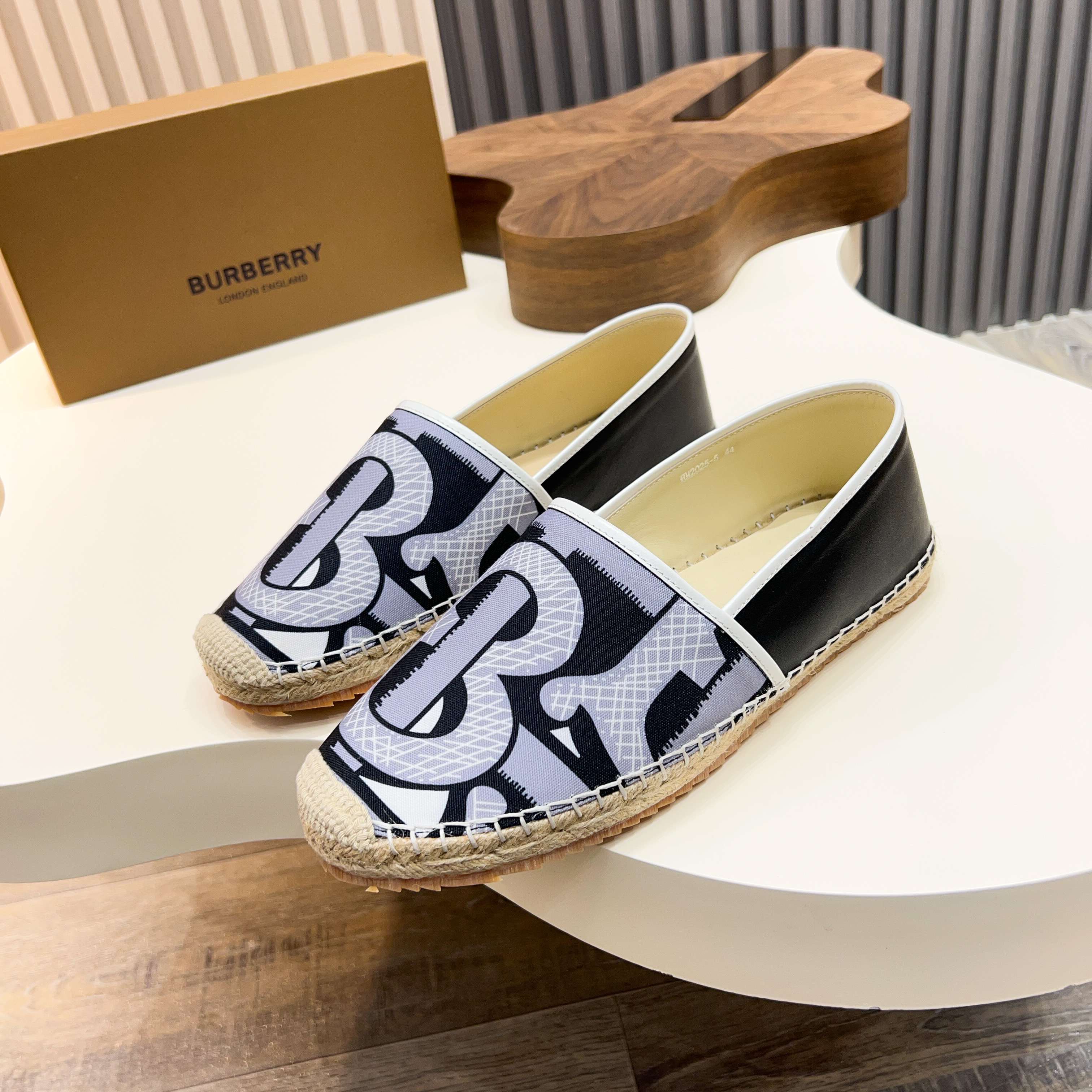 Zapatillas Burberry Canvas Check One-Step para hombre! La parte superior sigue siendo el clásico dis