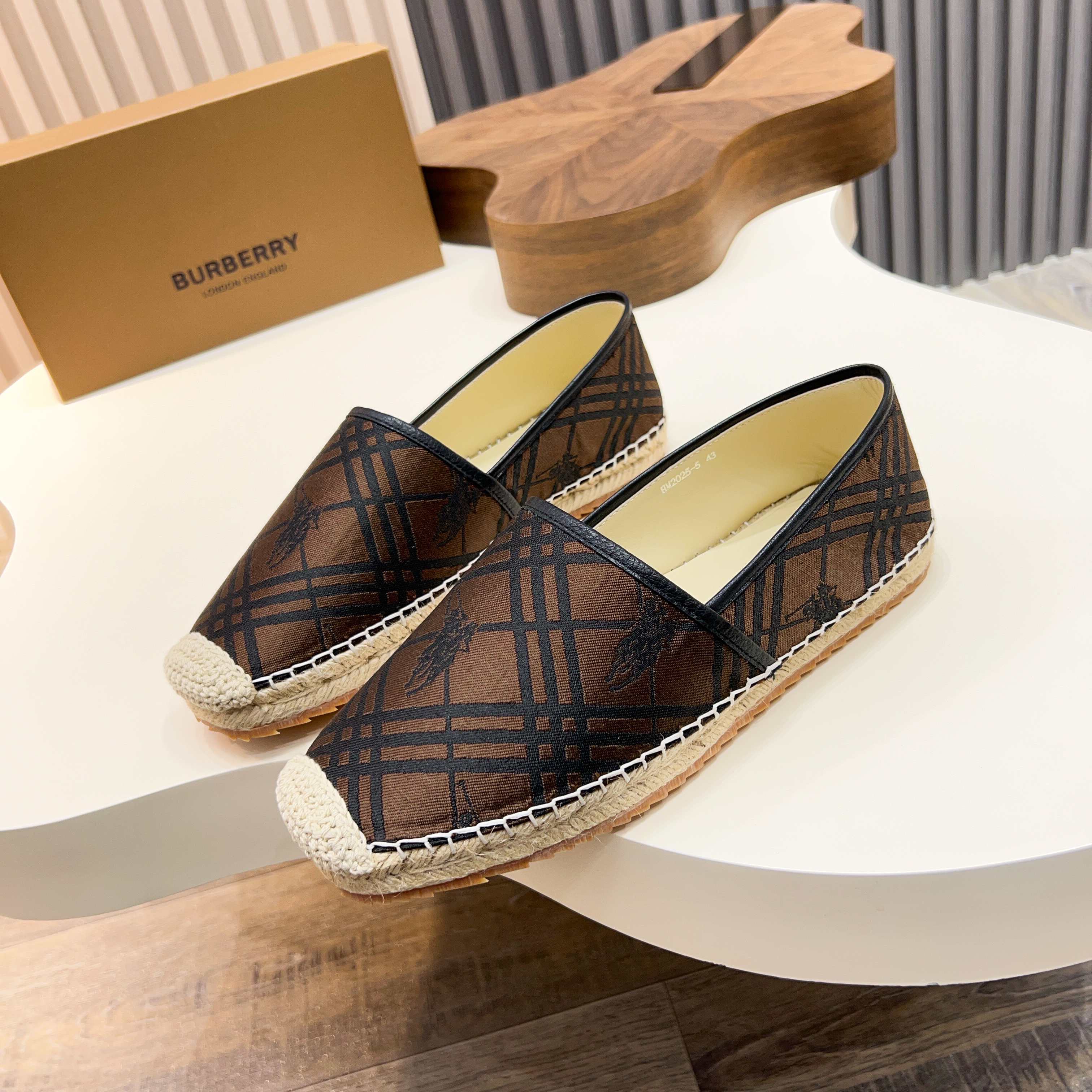 Zapatillas Burberry Canvas Check One-Step para hombre! La parte superior sigue siendo el clásico dis