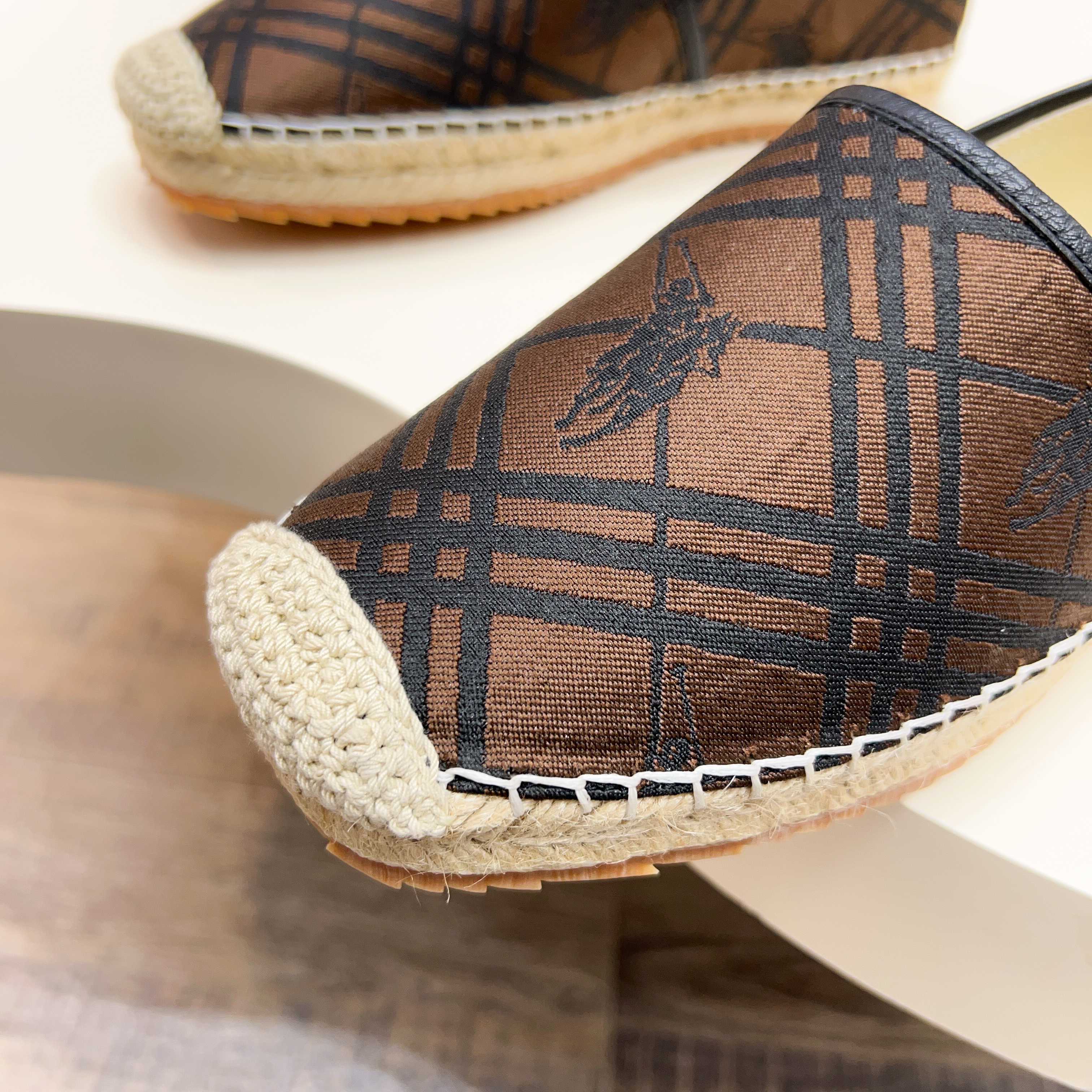 Zapatillas Burberry Canvas Check One-Step para hombre! La parte superior sigue siendo el clásico dis