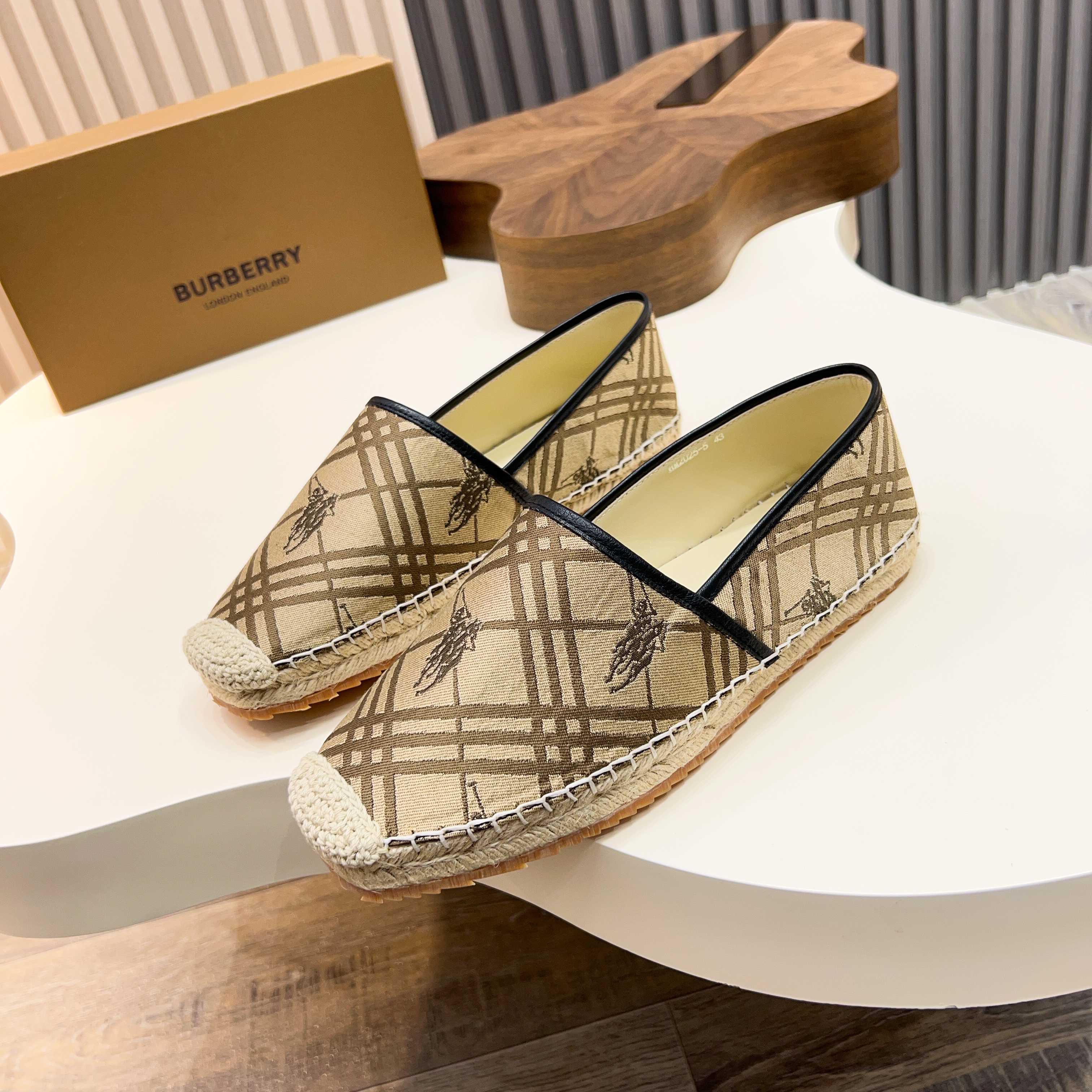 Zapatillas Burberry Canvas Check One-Step para hombre! La parte superior sigue siendo el clásico dis