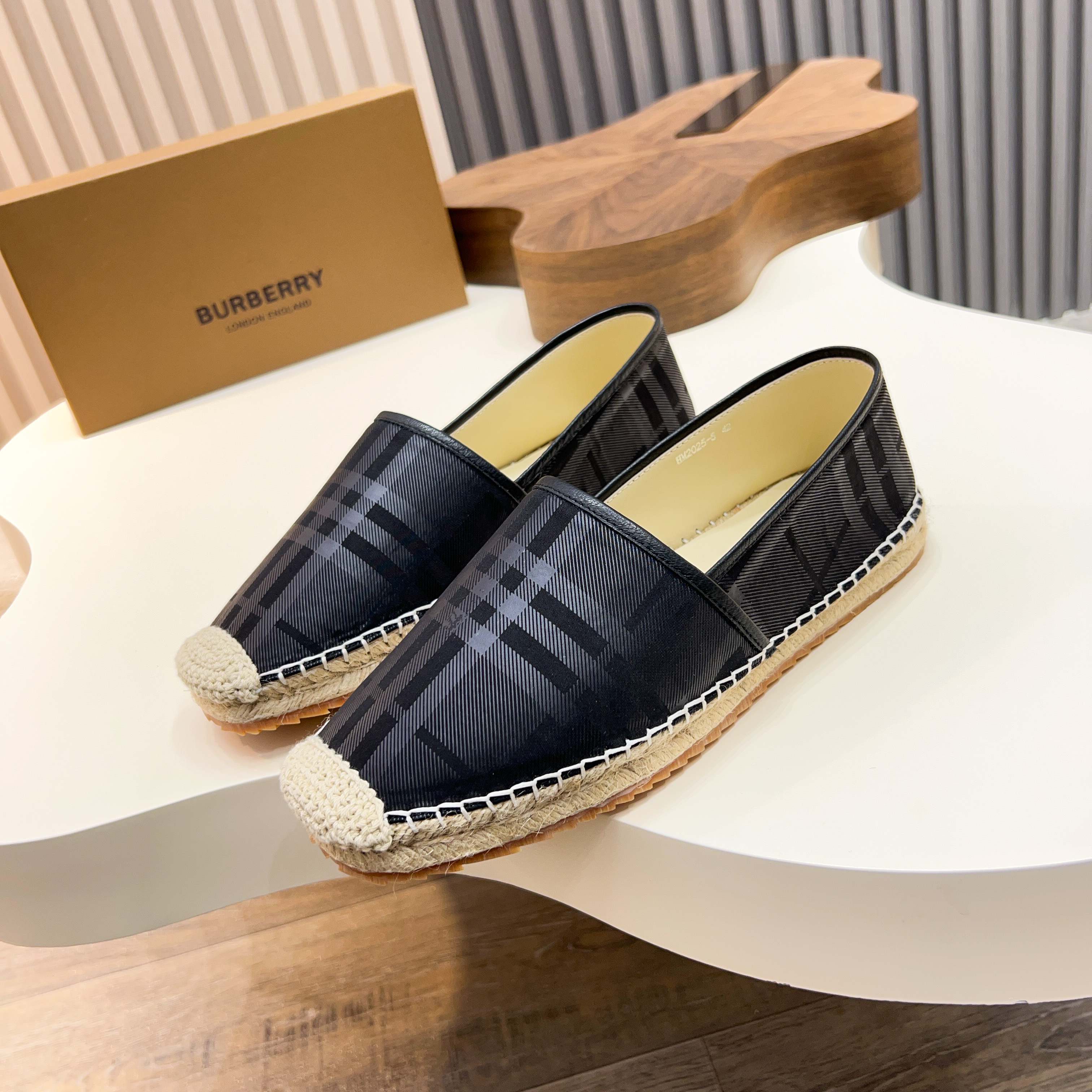 Zapatillas Burberry Canvas Check One-Step para hombre! La parte superior sigue siendo el clásico dis